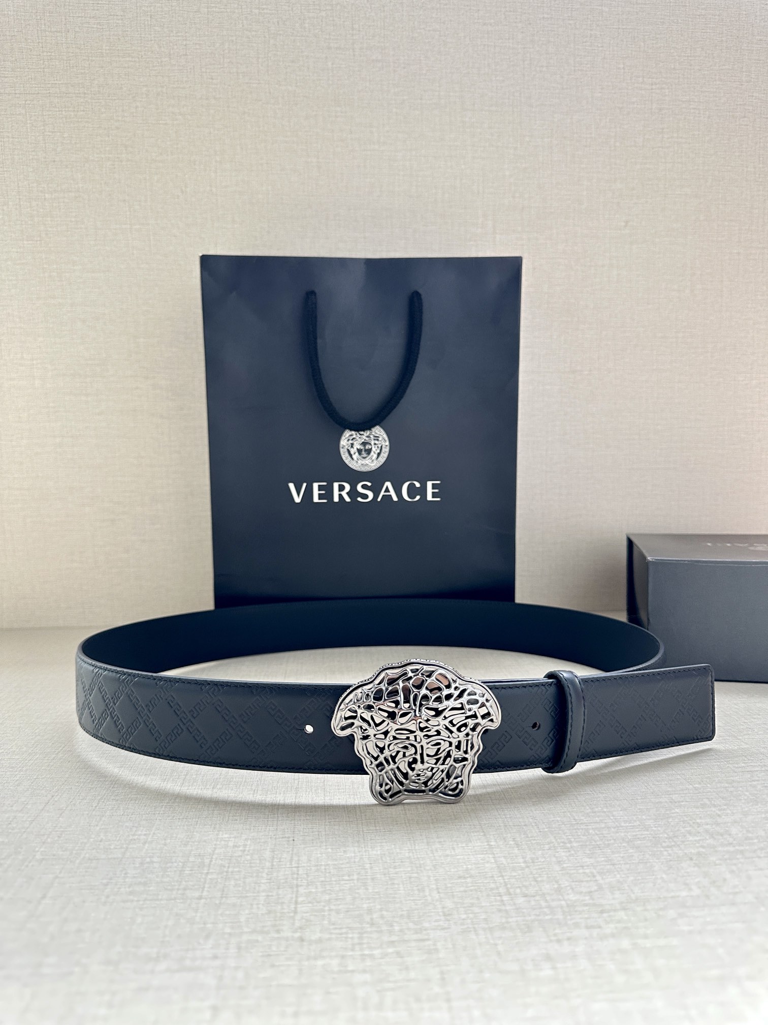 宽度3.8cm 范思哲 VERSACE 此款皮带配有镂空Medusa金银丝搭扣 搭扣四周环绕Greca图案