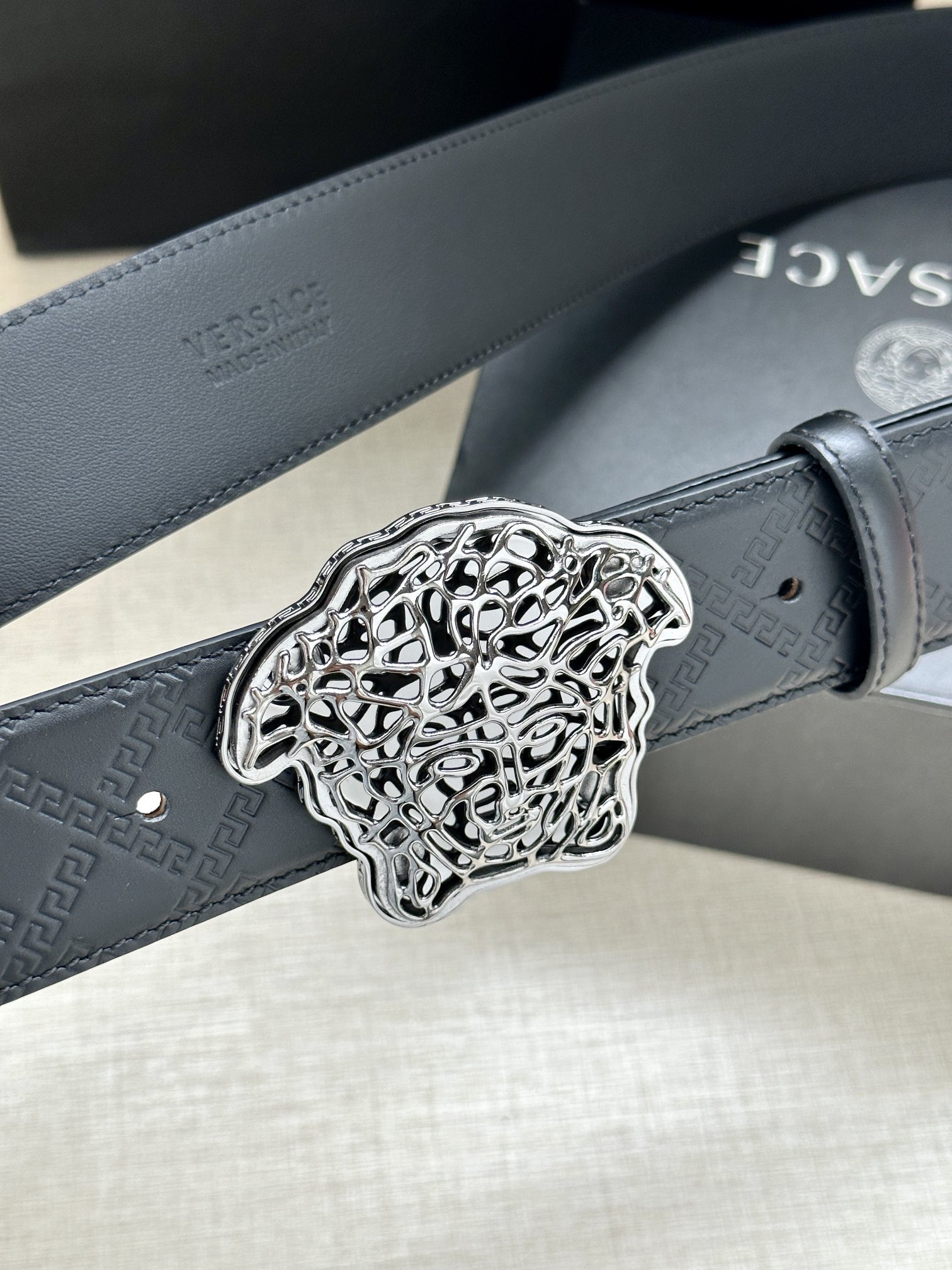 宽度3.8cm 范思哲 VERSACE 此款皮带配有镂空Medusa金银丝搭扣 搭扣四周环绕Greca图案
