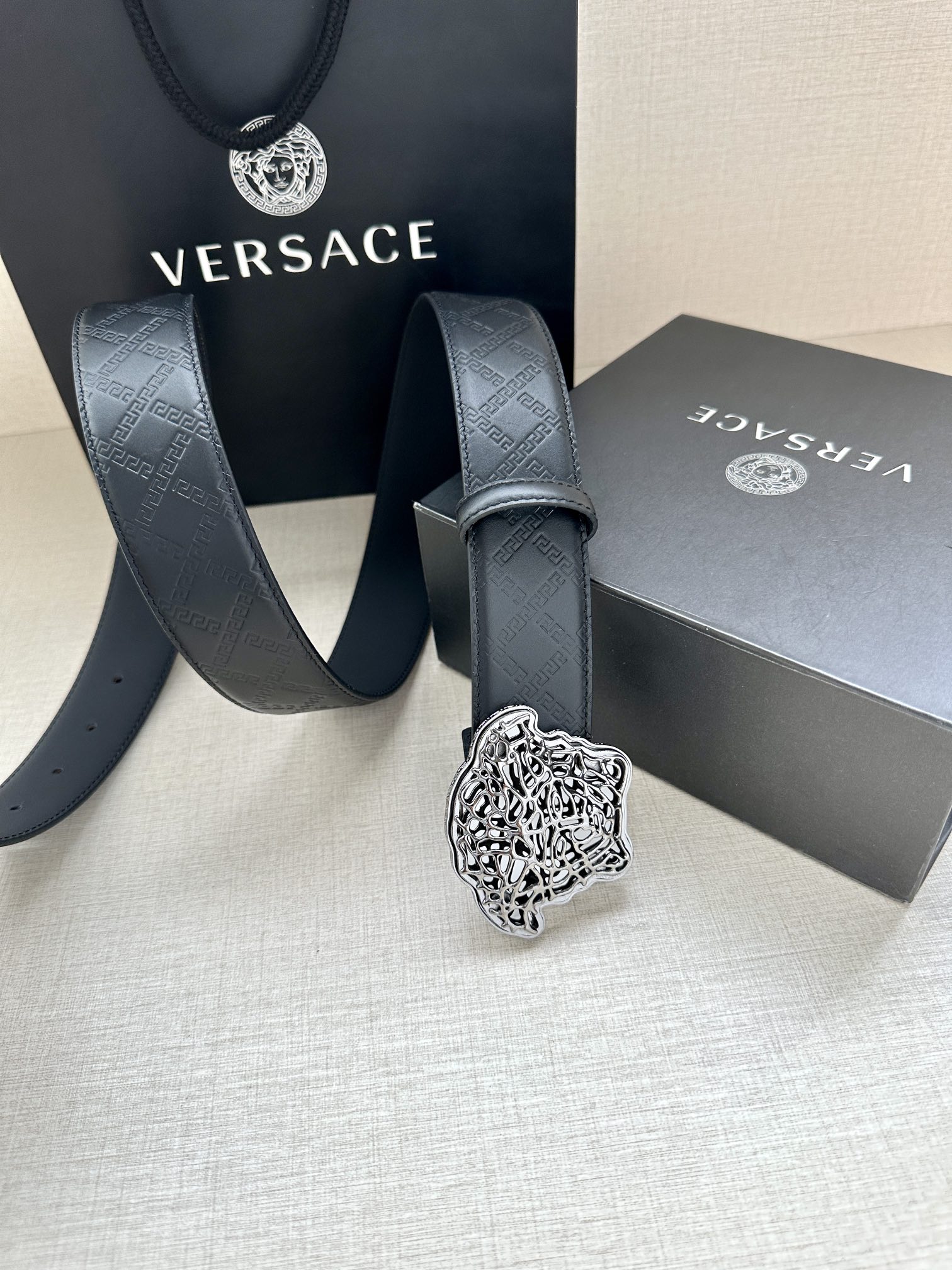 宽度3.8cm 范思哲 VERSACE 此款皮带配有镂空Medusa金银丝搭扣 搭扣四周环绕Greca图案