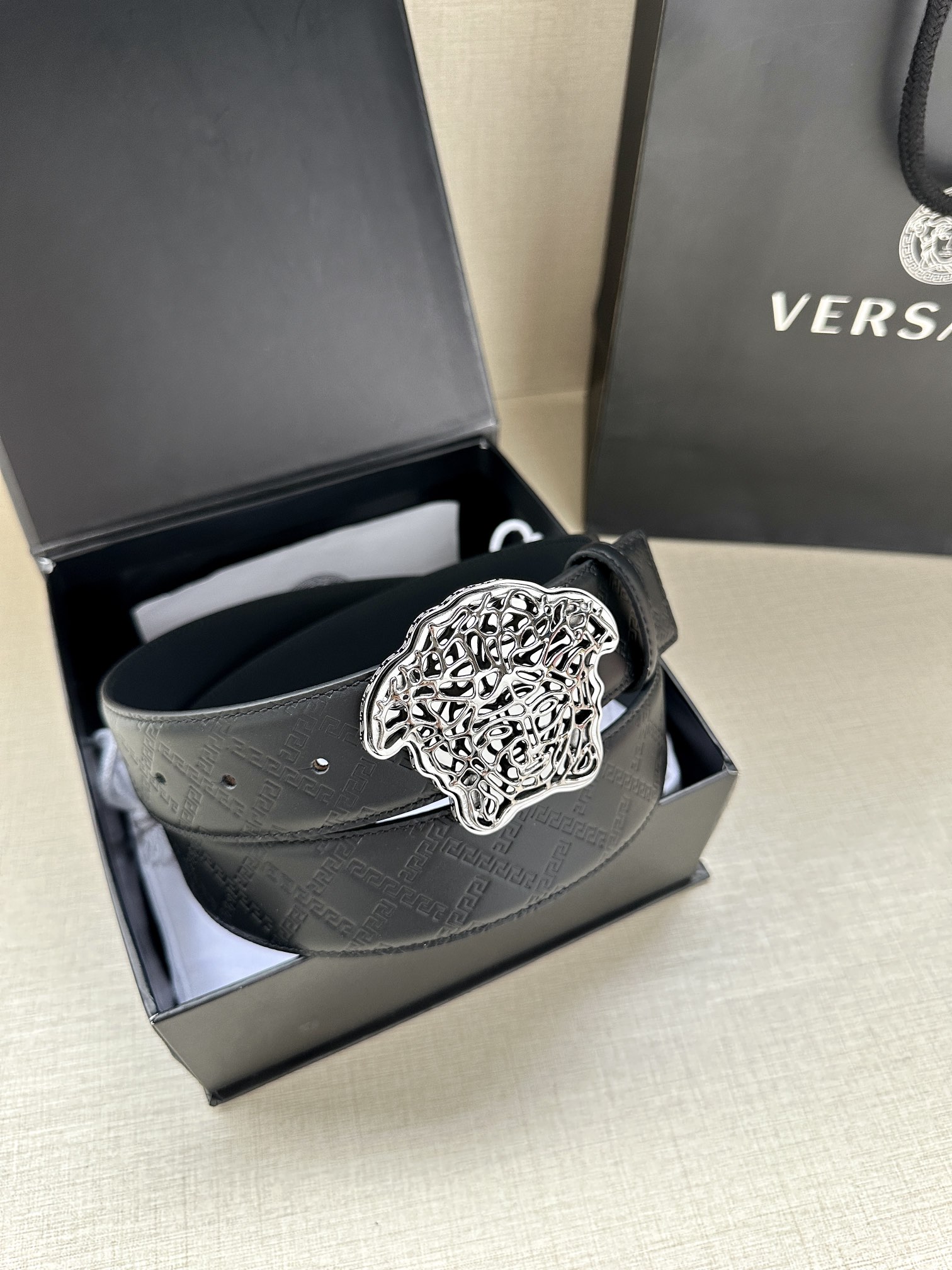 宽度3.8cm 范思哲 VERSACE 此款皮带配有镂空Medusa金银丝搭扣 搭扣四周环绕Greca图案