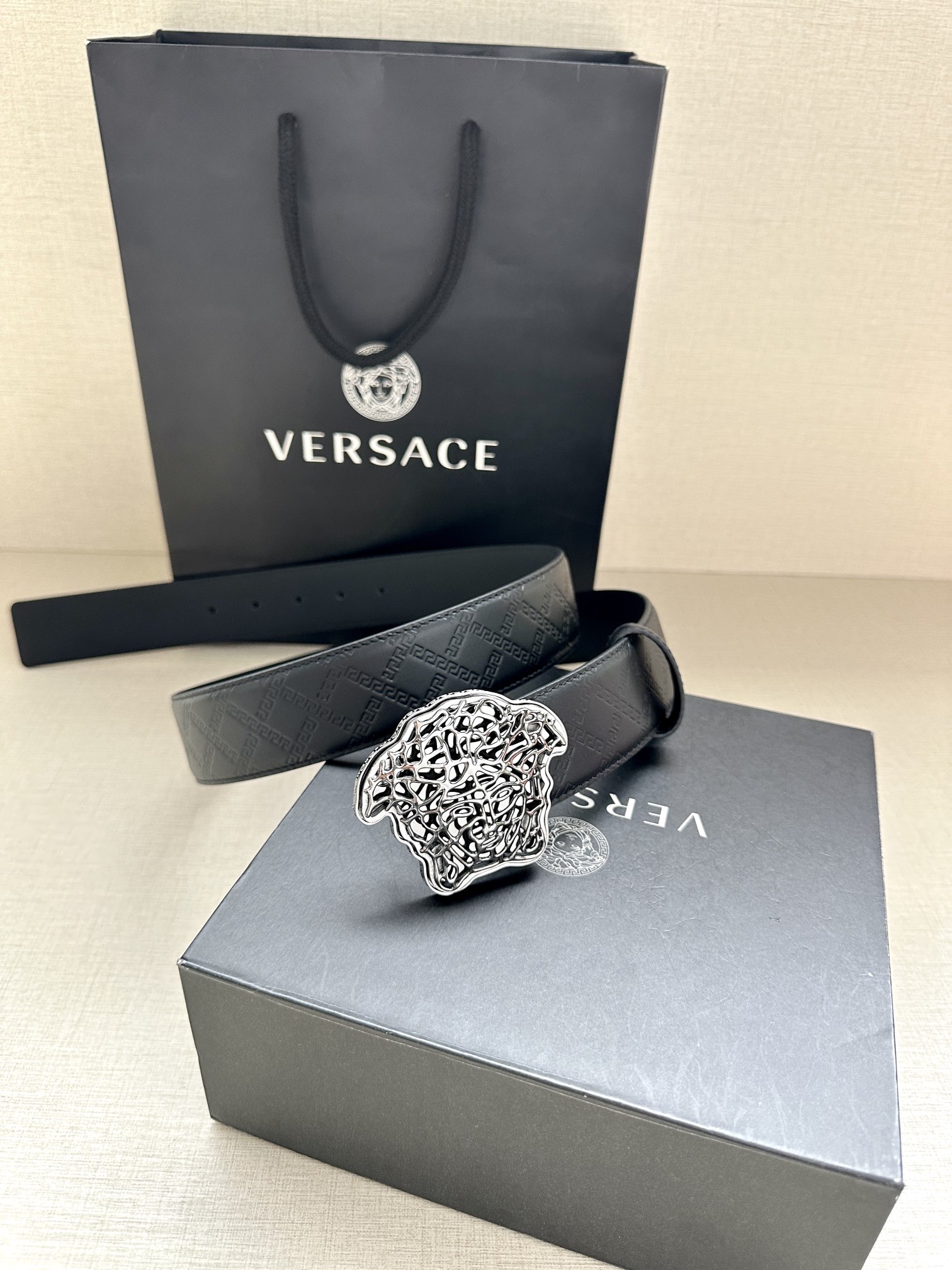 宽度3.8cm 范思哲 VERSACE 此款皮带配有镂空Medusa金银丝搭扣 搭扣四周环绕Greca图案