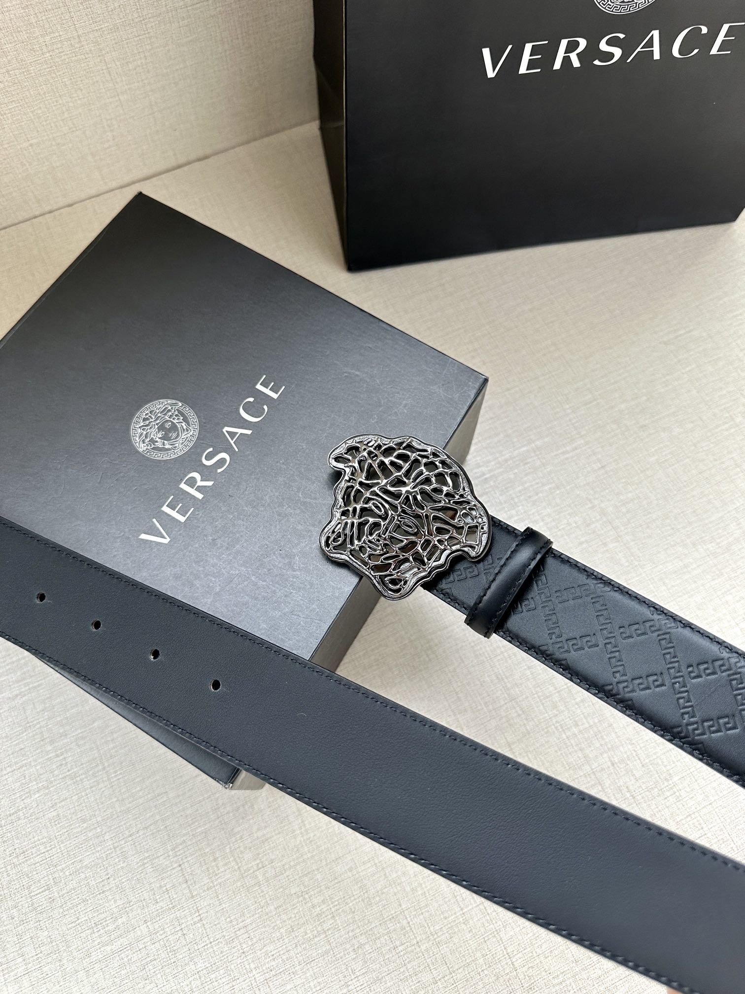 宽度3.8cm 范思哲 VERSACE 此款皮带配有镂空Medusa金银丝搭扣 搭扣四周环绕Greca图案
