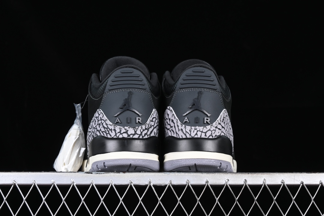 💰190真标💰280公司级💰380纯原
Air Jordan 3 Retro "Off Noir" AJ3 乔3做旧黑水泥 CK9246-001
#鞋身整体以大面积黑色麂皮覆盖,标志性的大象纹也同样得以保留。鞋带孔、鞋舌等细节部分采用水泥灰点缀,整体颜值与AJ3 "黑水泥"十分相似!
#此外在鞋帮、中底部分均已米白色呈现,营造出独特的氧化效果,年代感十足!
尺码:40 41 42 42.5 43 44 44.5 45 46 47.5 P.D4