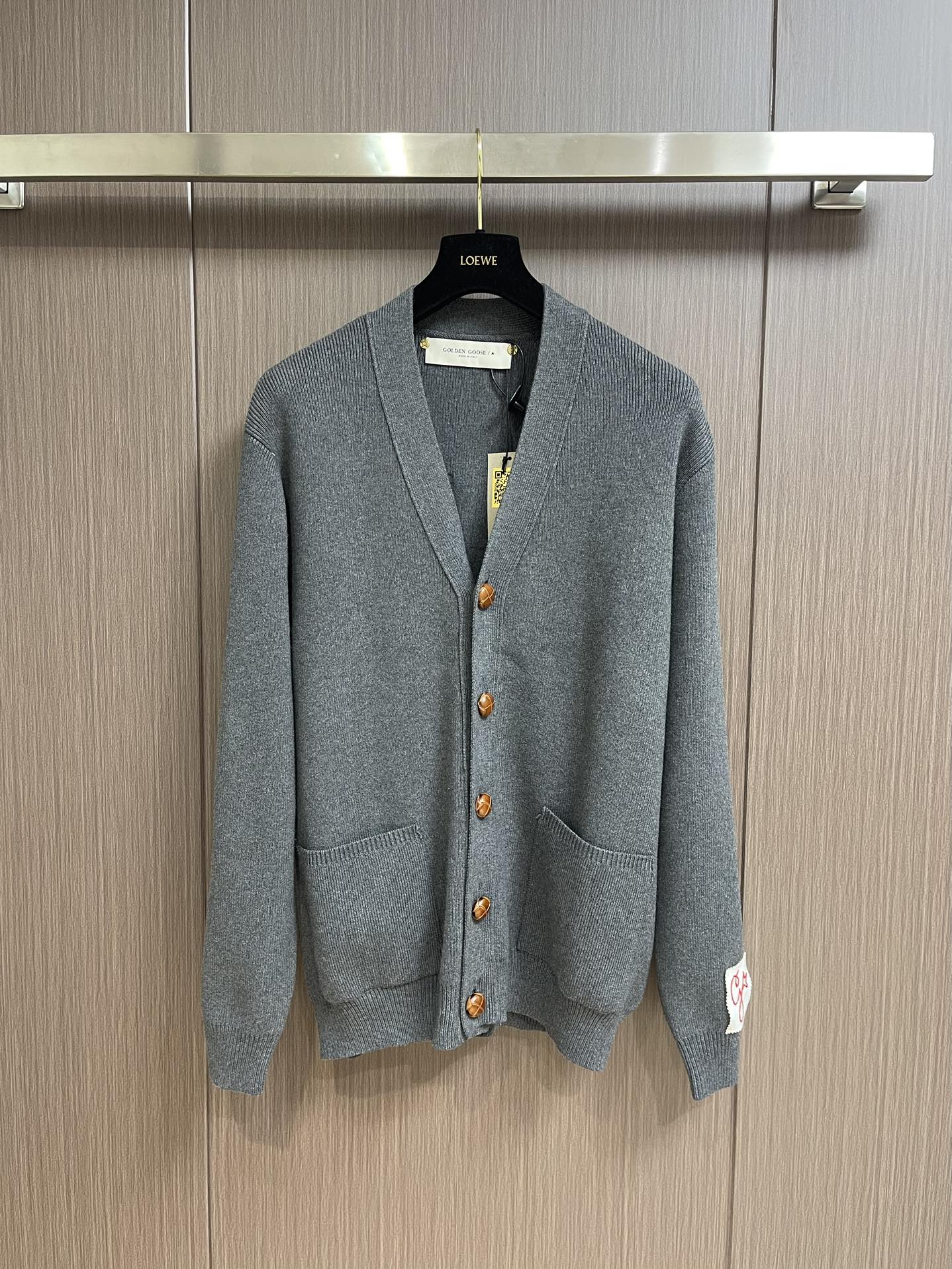 NO:525813,Golden Goose GGDB patch embroidered cardigan is soft and skin-friendly. The double-layer knit is very thick and has an invincible feel. You can feel its texture when you hold it in your hand. It is versatile to go out with any set. It is also versatile to wear a coat to work!  Size S-XL, alexander wang19860909Golden Goose GGDB贴布刺绣开衫,柔软亲肤,双层针织很厚实,手感无敌好,拿到手里就能感受出它的质感,随便一套就能出门很万能,盛装出席搭大衣穿着它上班也无违和感！尺码S-XL,,alexander wang,Men's clothing