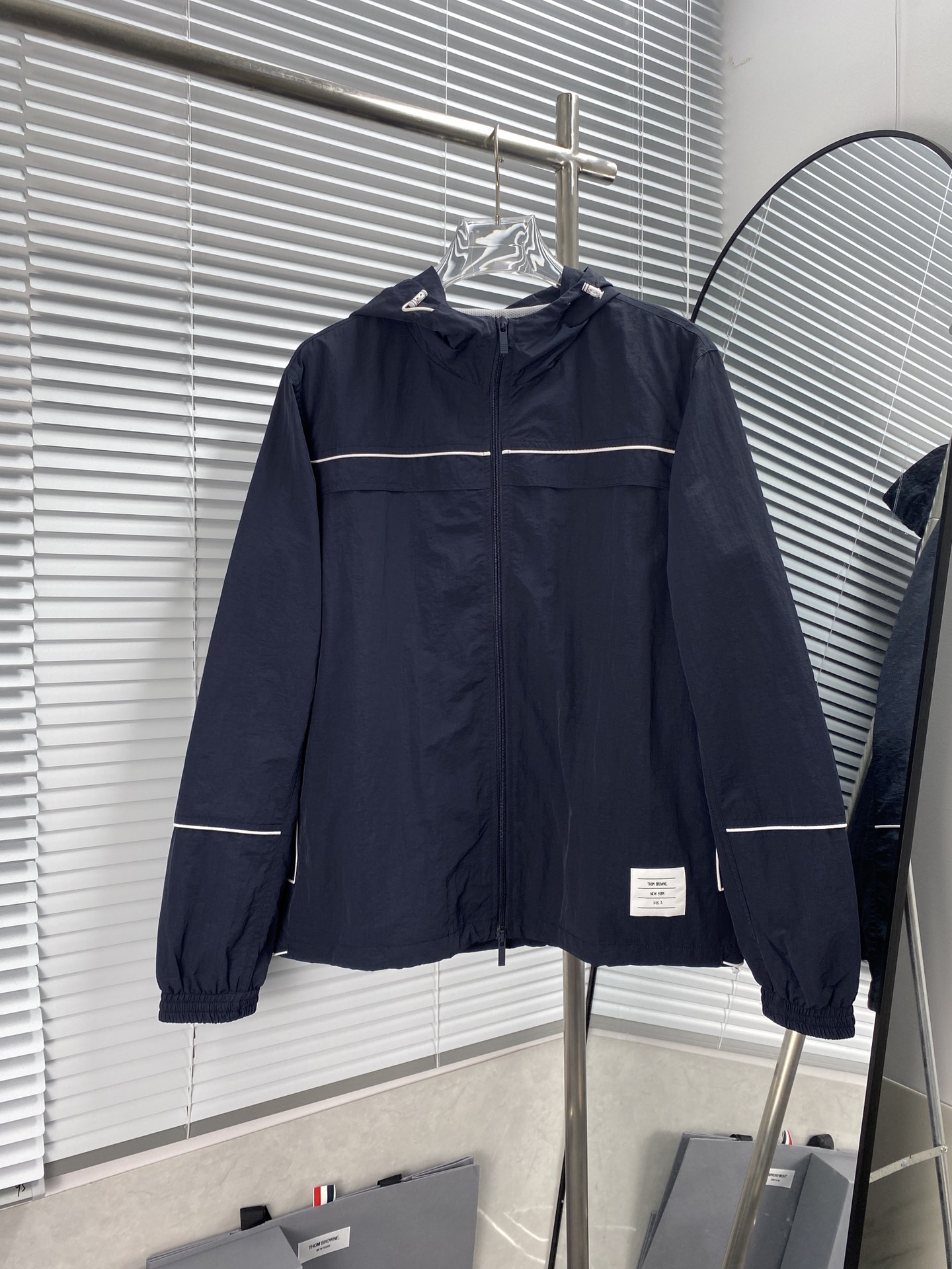 Chaqueta con capucha de nailon anti-filtración THOM BROWNE, nueva para otoño/invierno, capucha de nailon de colores com…