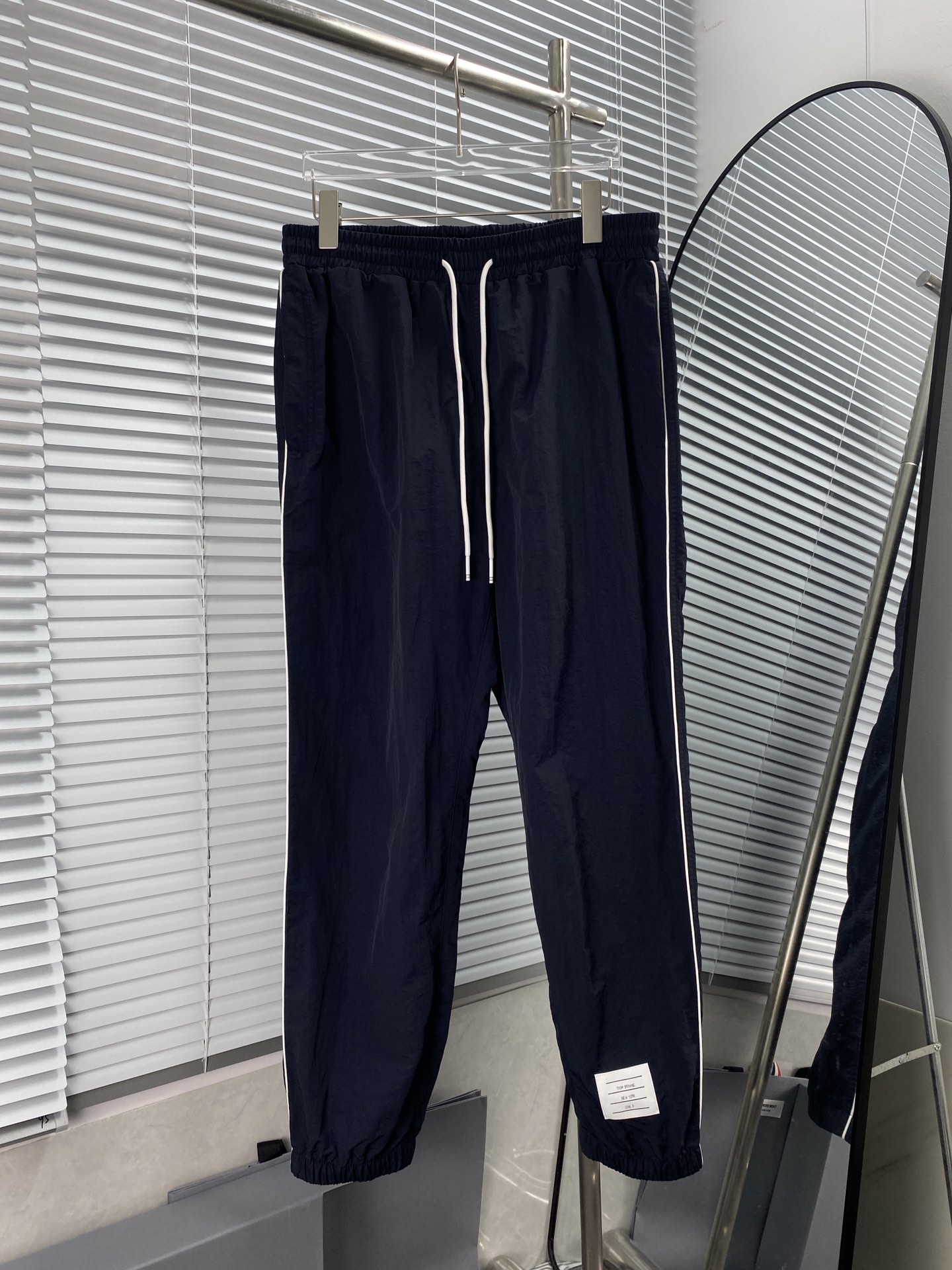 THOM BROWNE Pantalones deportivos de nailon resistente a la rotura, nuevo modelo, corte tridimensional, costuras decora…