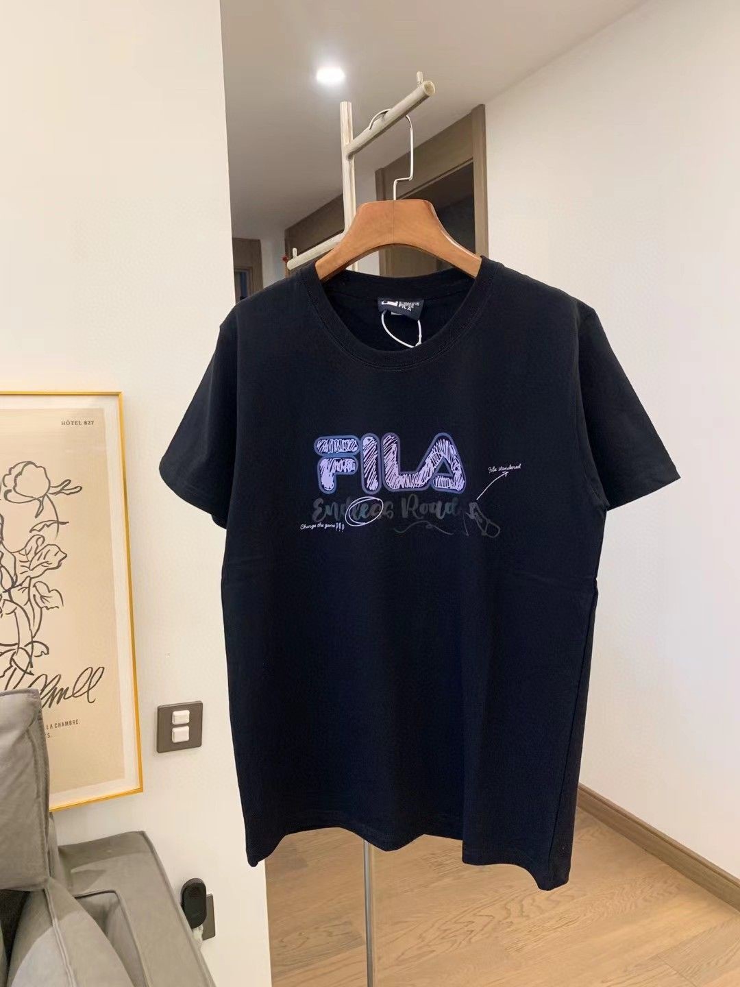 💰80
2024ss夏季FILA/斐乐新款欧阳娜娜同款LOGO男女款短袖T恤胸前涂鸦图案简单大方极为耐看穿搭性能更是有目共睹240g纯棉材质亲肤透气垂感自然不易变形经久耐穿并且真的是超级百搭质量绝对保证
颜色:黑色 白色
尺码	胸围	衣长	袖长	肩宽	
M100	68	19	41	
L	108	72	21	45
xl112 74 22 47