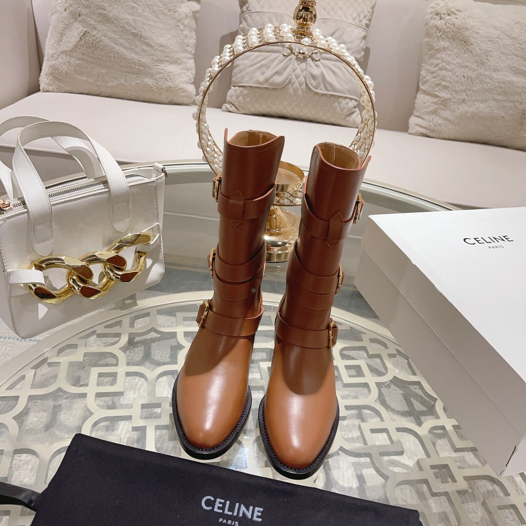 NO:477112,celi*e* 2025 autumn and winter new white deer, Yang Mi's same knight boots, Arc de Triomphe British style short boots, simple, atmospheric, fashionable and timeless, but the classic that never fades away in the fashion circle is the retro British style top version - SIQISIDING SHISTINE short boots are mainly 'Sa' CEINE tamps* to let you wear a different temperament. The two buckles are strapped, which can adjust the shaping feet well according to the leg shape. There is no too much modification. The simple dark-fitting foot is a cool and cool overall simple classic. The official website of autumn and winter is synchronized with new motorcycle boots! Handsome and neat! A pair of boots that are not picky about outfits, styling at will!  Imported cowhide upper, inner lining/foot padded cowhide, outsole, imported Italian leather, heel height 3.5cm, size 35-39 (40, 41 can be customized, no return or exchange), boots, celine, celine, boots, cowhide, Leather soles19860909celi*e 赛* 2025秋冬新款白鹿,杨幂同款骑士靴凯旋门英伦风短靴,简约、大气、时髦耐看不过时可是时尚圈永不退潮的经典所在复古的英伦风格顶级版本—SIQISIDING斯淇斯丁赛琳短靴主打就是“飒”CEINE塞*让你穿出不一样的气质,两条扣带带过,可以很好的根据腿型调节塑脚,没有过多的修饰,玩的就是简约的暗黑系上脚就是一个酷帅酷帅的整体简洁的经典款,秋冬官网同步新品机车靴 !帅性利落 !一双不挑穿搭的靴子,随意凹造型！ 鞋面进口牛皮 内里/垫脚牛皮 大底意大利进口真皮大底 跟高3.5cm 码数35-39(40,41可订做,不退换),靴子,celine,celine,boots,cowhide,Leather soles,Women's Shoes