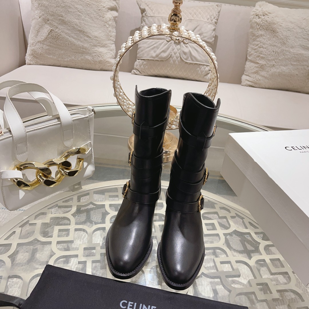 NO:477121,celi*e* 2025 autumn and winter new white deer, Yang Mi's same knight boots, Arc de Triomphe British style short boots, simple, atmospheric, fashionable and timeless, but the classic that never fades away in the fashion circle is the retro British style top version - SIQISIDING SHISTINE short boots are mainly 'Sa' CEINE tamps* to let you wear a different temperament. The two buckles are strapped, which can adjust the shaping feet well according to the leg shape. There is no too much modification. The simple dark-fitting foot is a cool and cool overall simple classic. The official website of autumn and winter is synchronized with new motorcycle boots! Handsome and neat! A pair of boots that are not picky about outfits, styling at will!  Imported cowhide upper, inner lining/foot padded cowhide, outsole, imported Italian leather, heel height 3.5cm, size 35-39 (40, 41 can be customized, no return or exchange), boots, celine, celine, boots, cowhide, Leather soles19860909celi*e 赛* 2025秋冬新款白鹿,杨幂同款骑士靴凯旋门英伦风短靴,简约、大气、时髦耐看不过时可是时尚圈永不退潮的经典所在复古的英伦风格顶级版本—SIQISIDING斯淇斯丁赛琳短靴主打就是“飒”CEINE塞*让你穿出不一样的气质,两条扣带带过,可以很好的根据腿型调节塑脚,没有过多的修饰,玩的就是简约的暗黑系上脚就是一个酷帅酷帅的整体简洁的经典款,秋冬官网同步新品机车靴 !帅性利落 !一双不挑穿搭的靴子,随意凹造型！ 鞋面进口牛皮 内里/垫脚牛皮 大底意大利进口真皮大底 跟高3.5cm 码数35-39(40,41可订做,不退换),靴子,celine,celine,boots,cowhide,Leather soles,Women's Shoes