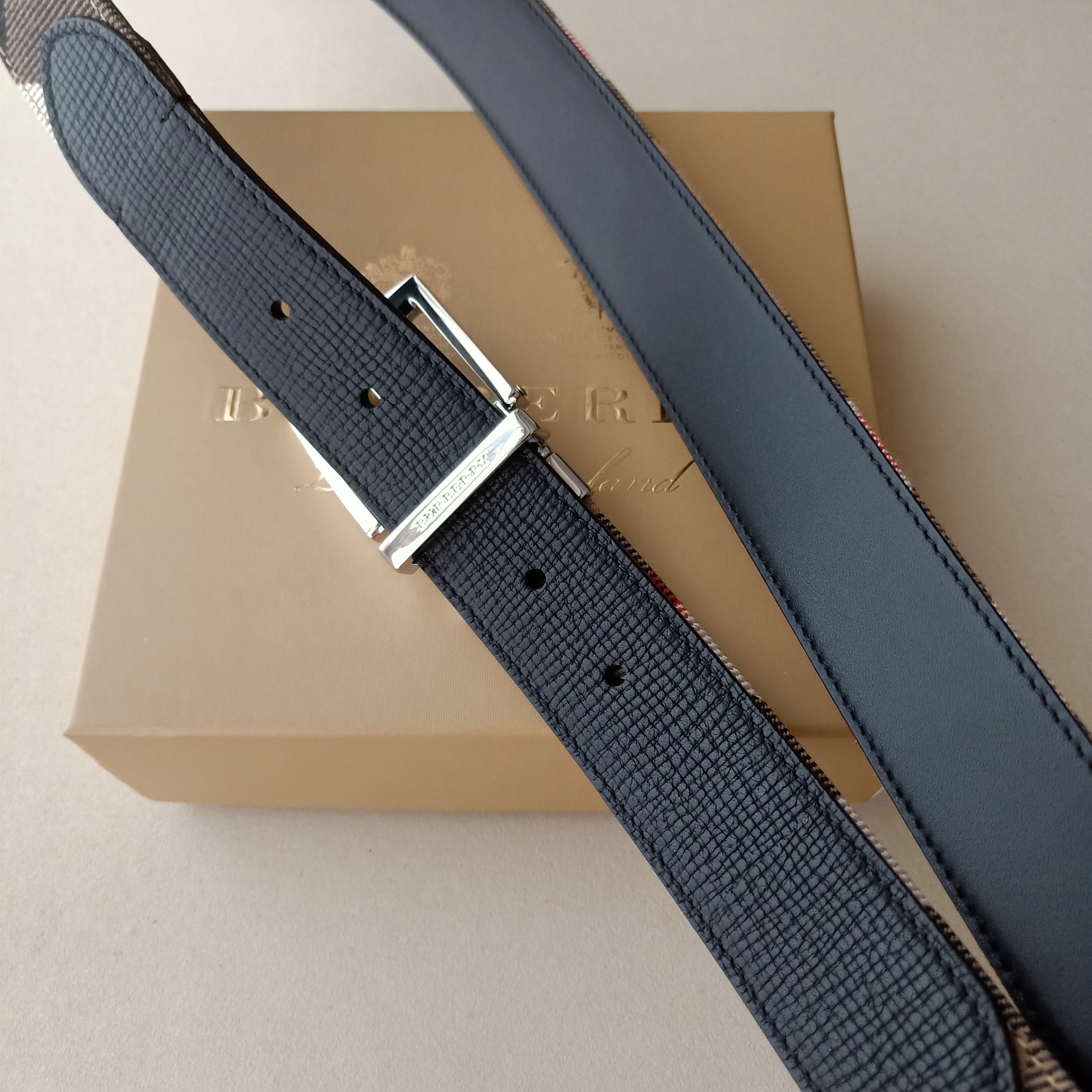 品牌:博柏利尺寸:带宽35mm正品尺寸五金材质:专柜精品扣真空电镀工艺精细带身材质:天然头层牛皮质感十足