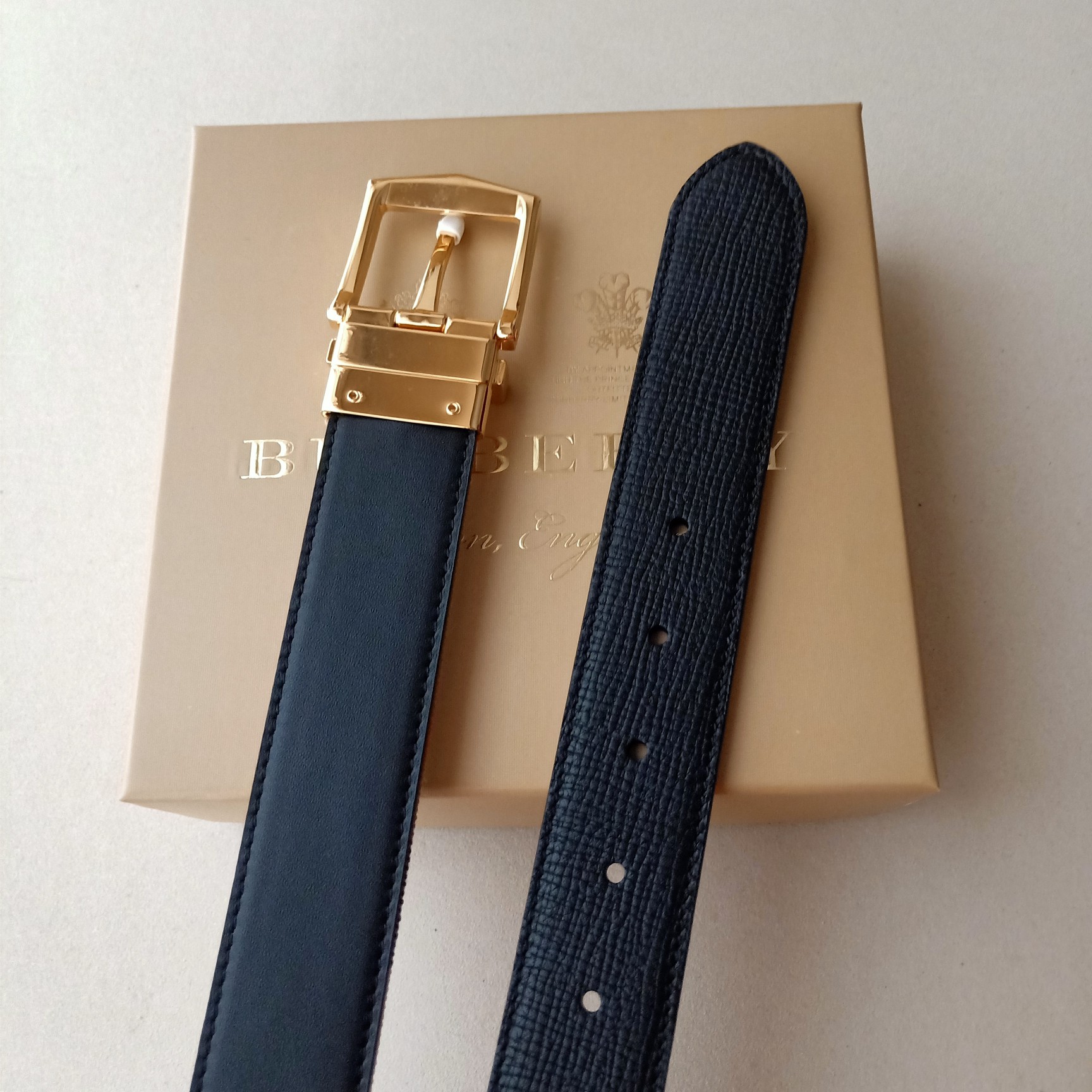 品牌:博柏利尺寸:带宽35mm正品尺寸五金材质:专柜精品扣真空电镀工艺精细带身材质:天然头层牛皮质感十足