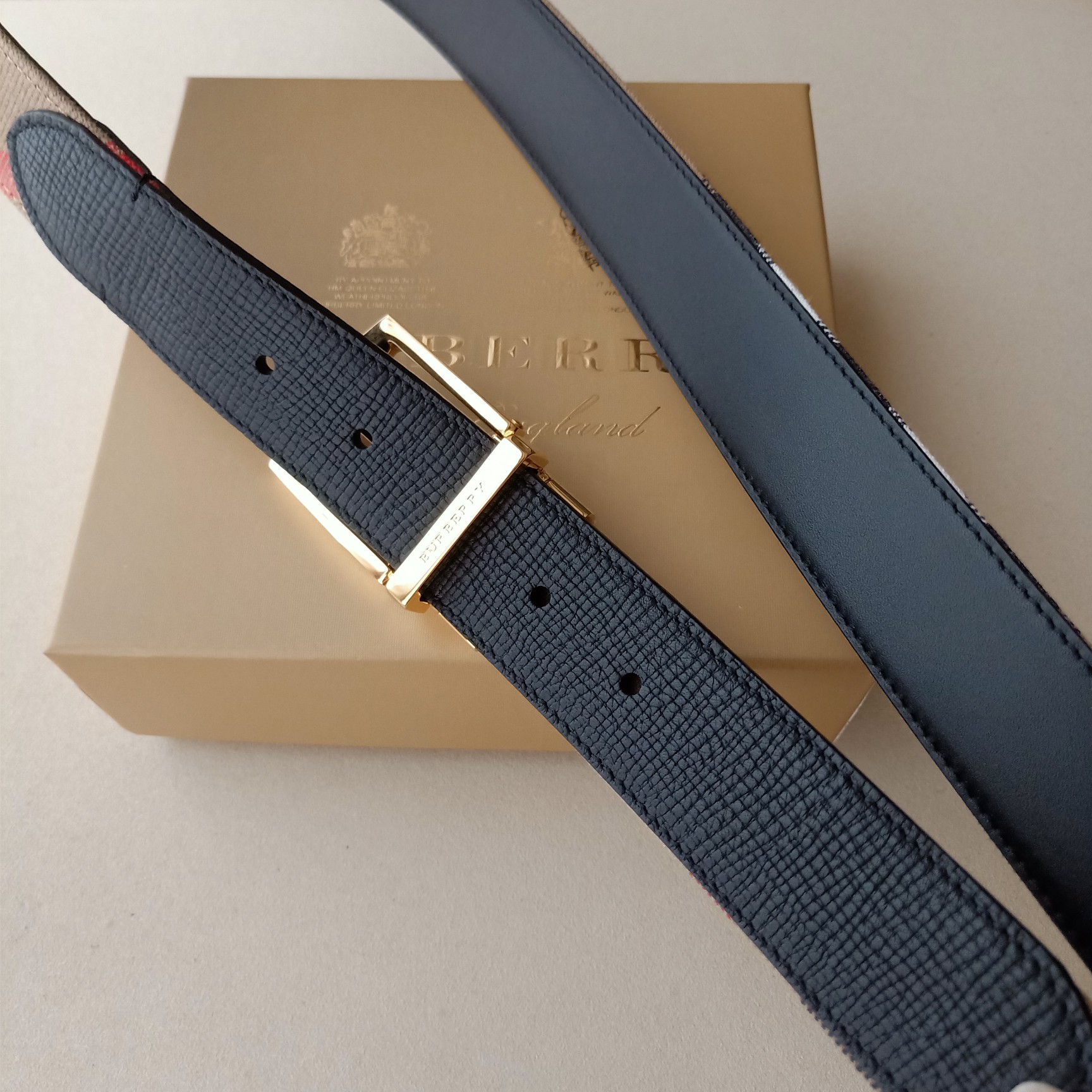 品牌:博柏利尺寸:带宽35mm正品尺寸五金材质:专柜精品扣真空电镀工艺精细带身材质:天然头层牛皮质感十足