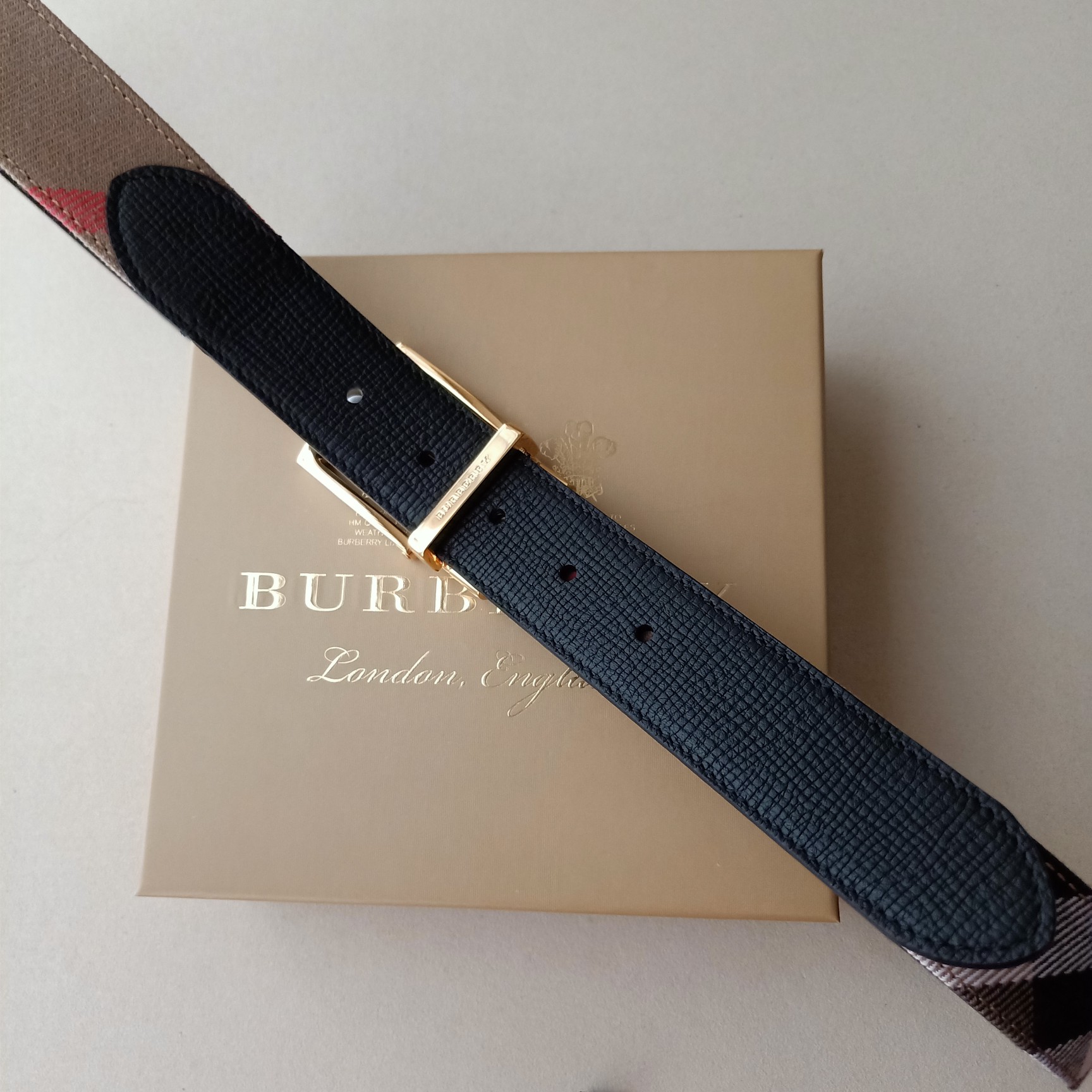 品牌:博柏利尺寸:带宽35mm正品尺寸五金材质:专柜精品扣真空电镀工艺精细带身材质:天然头层牛皮质感十足