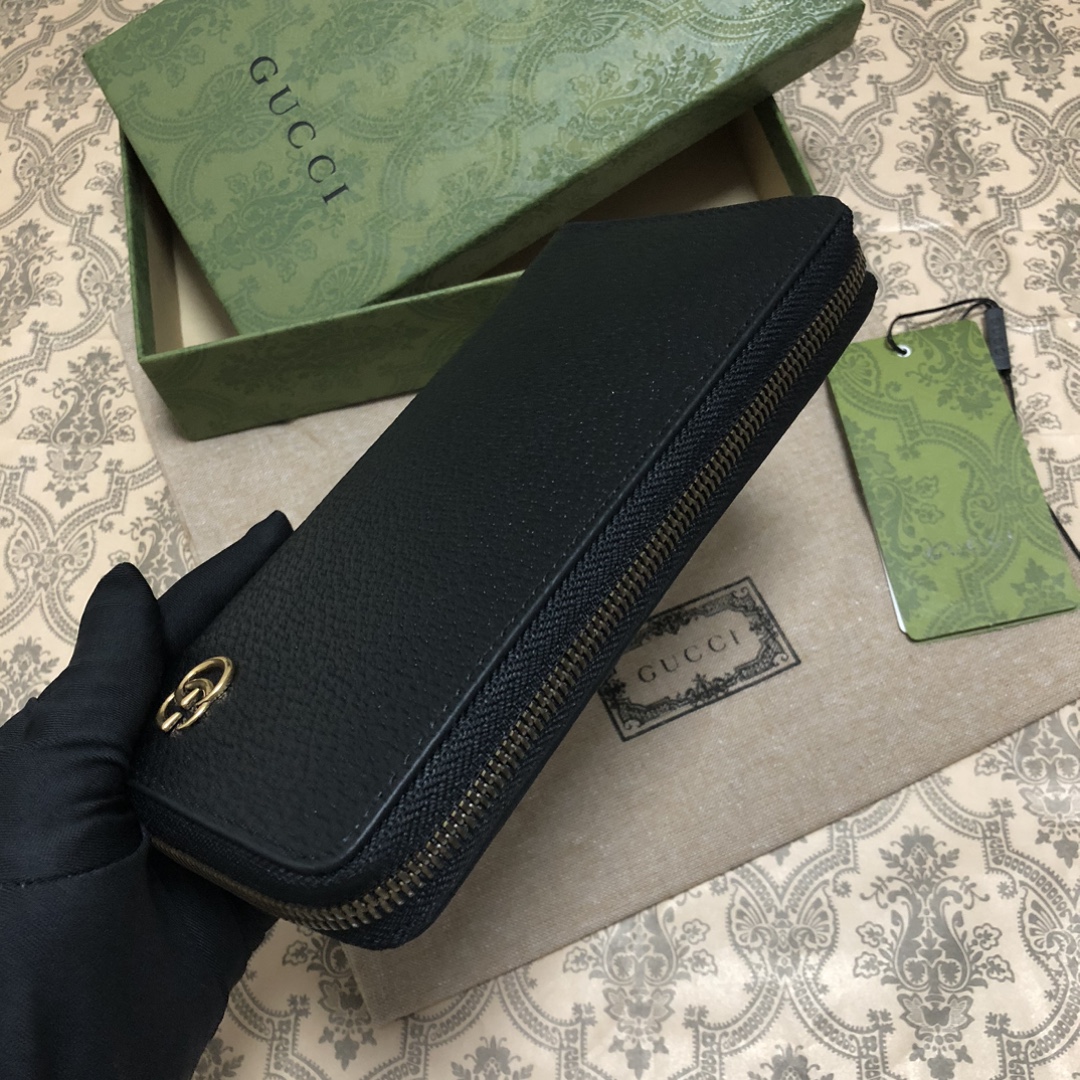 此款全拉链式钱包，配以醒目的标志性双 G 金属配件。采用热压小牛皮制作，以获得野猪猪皮效果，营造织纹外观