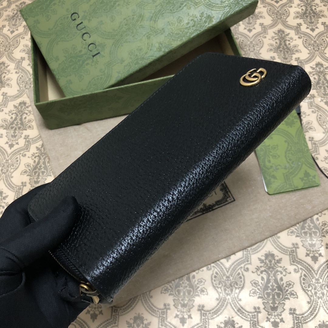 此款全拉链式钱包，配以醒目的标志性双 G 金属配件。采用热压小牛皮制作，以获得野猪猪皮效果，营造织纹外观