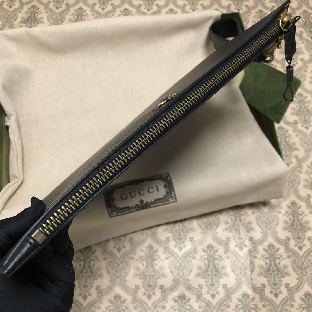 隶属Animalier系列，皮革手拿包饰有别致的金属蜜蜂细节。蜜蜂是品牌的经典元素，1970年代首次在G
