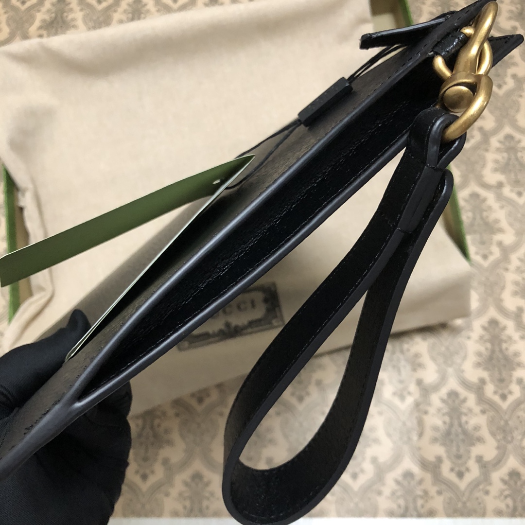 隶属Animalier系列，皮革手拿包饰有别致的金属蜜蜂细节。蜜蜂是品牌的经典元素，1970年代首次在G
