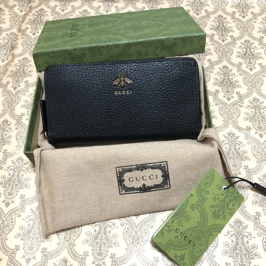 隶属Animalier系列，皮革全拉链式钱包饰有别致的金属蜜蜂细节。蜜蜂是品牌的经典元素，1970年代首