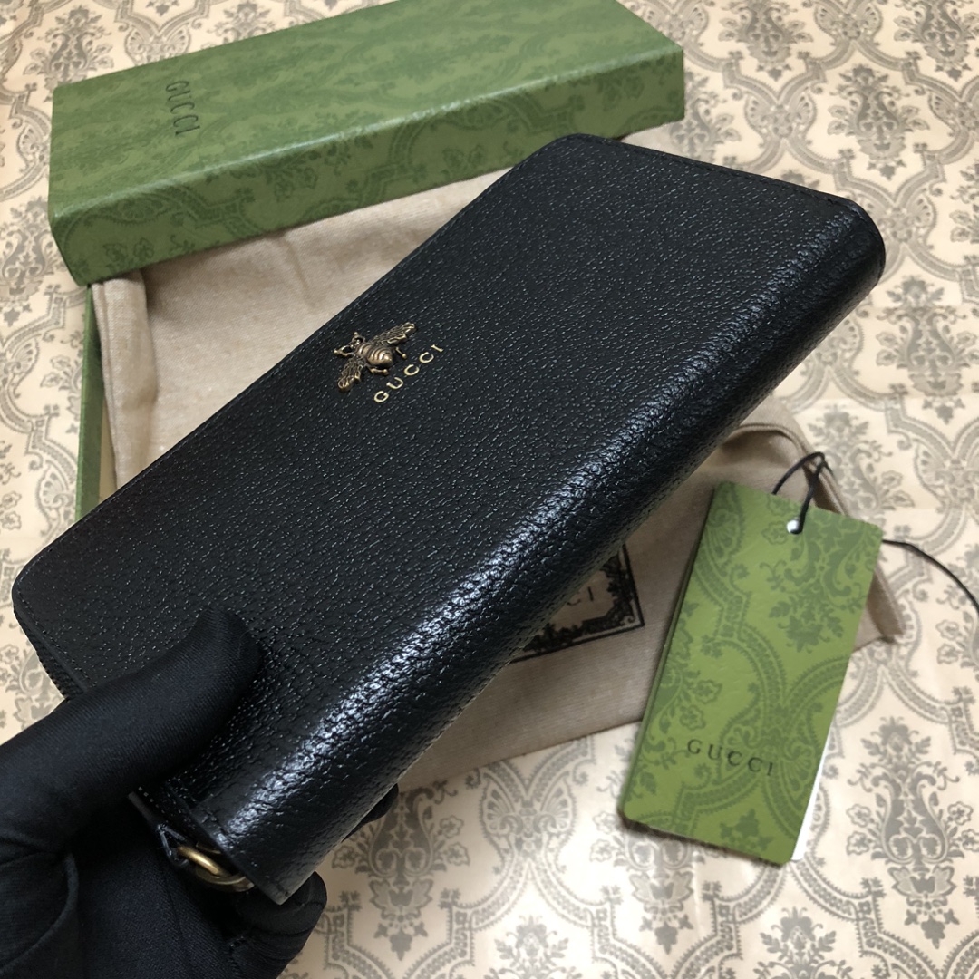 隶属Animalier系列，皮革全拉链式钱包饰有别致的金属蜜蜂细节。蜜蜂是品牌的经典元素，1970年代首