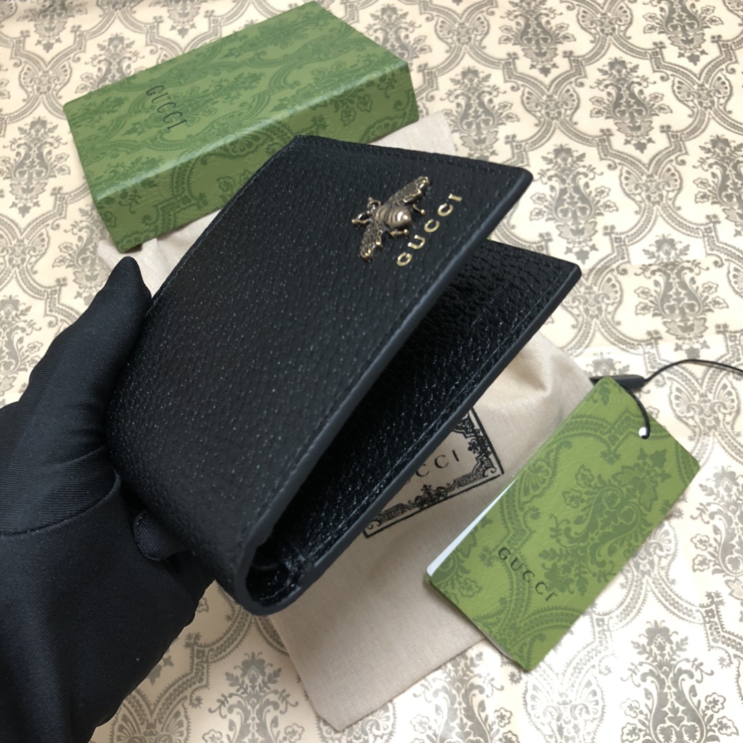 隶属Animalier系列，皮革短钱夹饰有别致的金属蜜蜂细节。蜜蜂是品牌的经典元素，1970年代首次在G