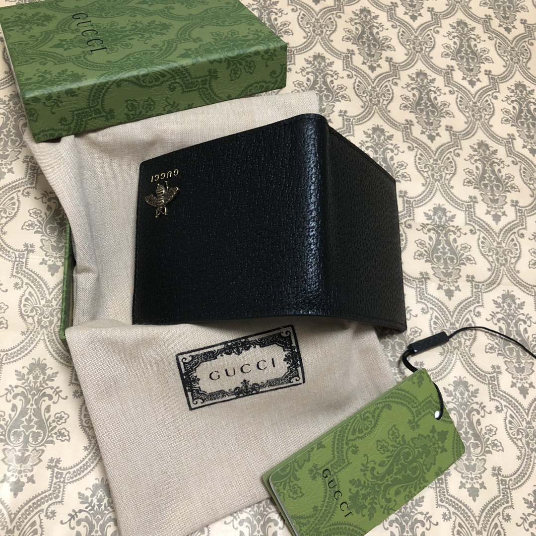 隶属Animalier系列，皮革短钱夹饰有别致的金属蜜蜂细节。蜜蜂是品牌的经典元素，1970年代首次在G