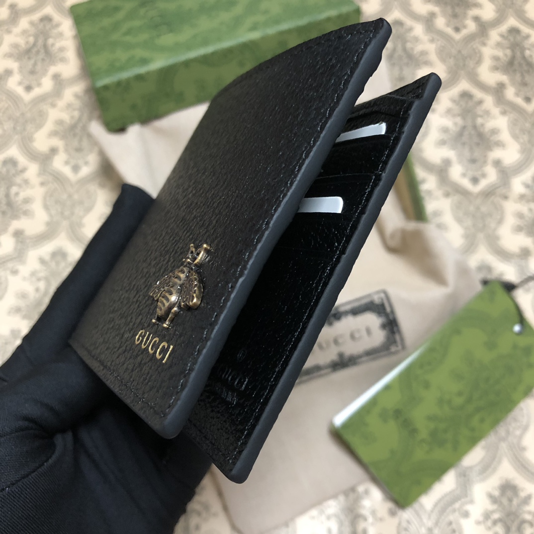 隶属Animalier系列，皮革短钱夹饰有别致的金属蜜蜂细节。蜜蜂是品牌的经典元素，1970年代首次在G