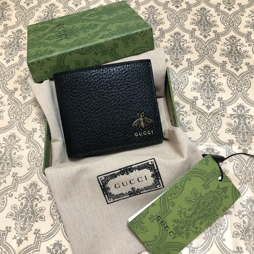隶属Animalier系列，皮革短钱夹饰有别致的金属蜜蜂细节。蜜蜂是品牌的经典元素，1970年代首次在G