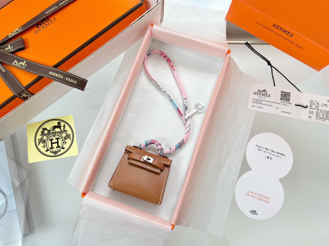 NO:617220,Hermes Hermes Mini Kelly Bag (golden brown) H Home kelly twilly pendant Mini bag pendant box leather limited edition hardware gold color white gold leather first layer cowhide craftsmanship, hermes,hermes,cowhide,gold19860909爱马仕 Hermes迷你凯莉包（金棕色） H家 kelly twilly挂饰 Mini 包挂 box皮 限量版 五金黄金色 白金色 皮料头层牛皮 工艺全手工制作,,hermes,hermes,cowhide,gold,accessory