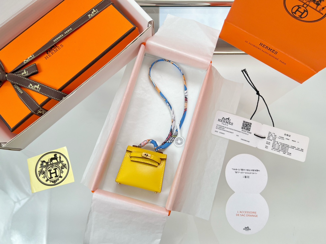 NO:617219,Hermes Hermes Mini Kelly Bag (Amber Yellow) H Home kelly twilly pendant Mini bag pendant box leather limited edition hardware gold white gold leather first layer cowhide craftsmanship, hermes,hermes,cowhide,gold19860909爱马仕 Hermes迷你凯莉包（琥珀黄） H家 kelly twilly挂饰 Mini 包挂 box皮 限量版 五金黄金色 白金色 皮料头层牛皮 工艺全手工制作,,hermes,hermes,cowhide,gold,accessory