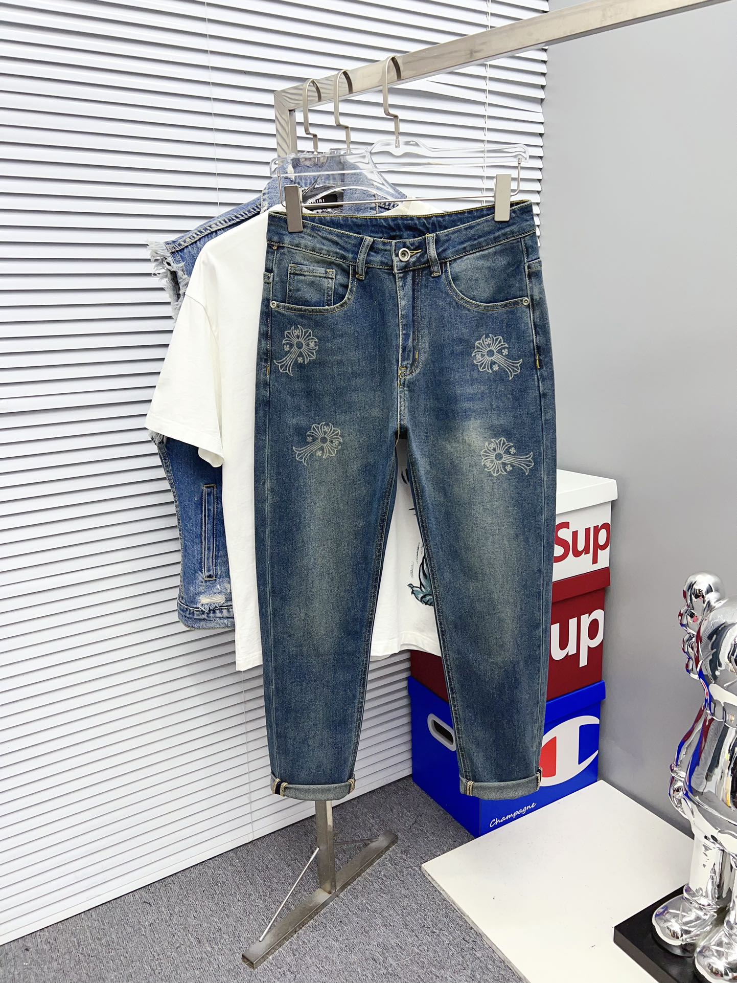 NO:527779,[Croxin] 2025 new products available in counters. The original 1:1 product for physical stores, suitable for all ages. The highest version of imported European fabrics in Europe is comfortable, soft and skin-friendly, with super cool and fashionable and versatile effect, straight and stylish, a must-have for the wardrobe!  Suitable for any occasion Size: 29-38, chrome hearts, jeans, alexander wang19860909【克罗心】 2025新款新品 专柜有售 实体店极品牛仔裤专柜原版1:1好货,适合各个年龄段.市场最高版本的欧洲进口面料.舒适柔软亲肤,上身效果超级棒时尚百搭,笔挺有型,衣橱必备！适合任何场合穿着 尺码:29-38,,chrome hearts,jeans,alexander wang,Men's clothing