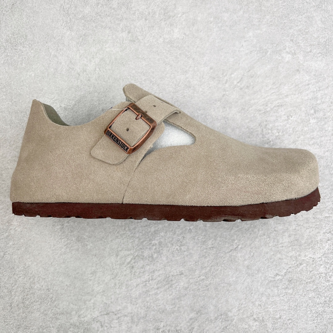 ＃DG纯原福利 Birkenstock London 系列勃肯皮革绒面双扣时尚休闲平底鞋 牛皮绒面革质地柔软 搭配可调节鞋扣提升穿着舒适度 人体工学设计分散脚部压力 保护脚踝 软木乳胶鞋床具有一定的收缩性 长时间穿着后能贴合脚型 EVA鞋底回弹性和抗张性力高 具有良好的防震、缓冲性 四季皆宜 柔软的鞋床采用额外的泡沫缓冲层 提供额外的舒适感和全天支撑 全网独家首发 源于德国的严谨工艺 牛巴戎面 中层松木 EVA 三层组合大底 优质牛皮面料五金扣 出口订单 尺码：36 37 39 40-选品中心