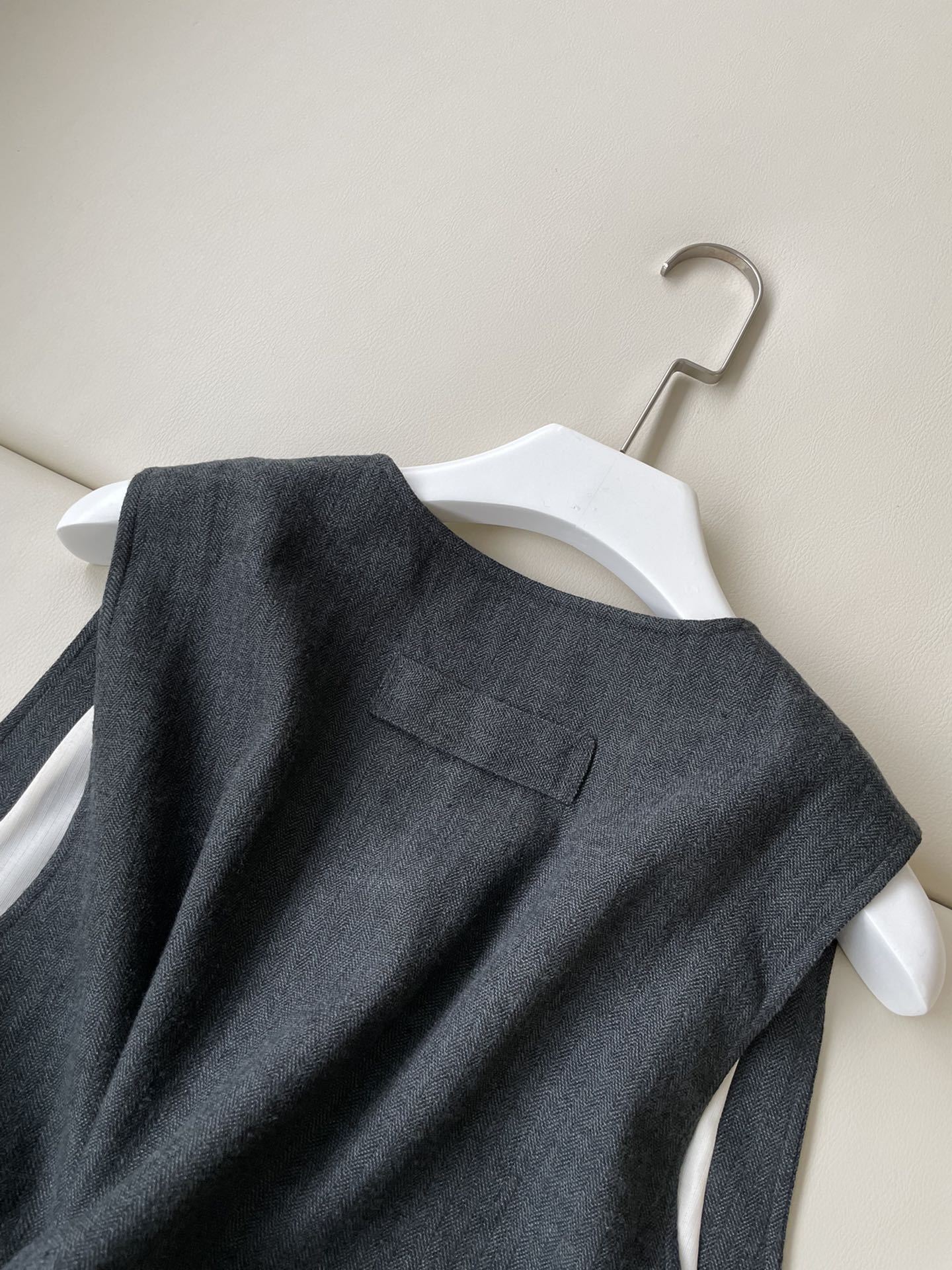 P1656: Versatile Outfit with Luxe Details and Natural Materials - 图片 8