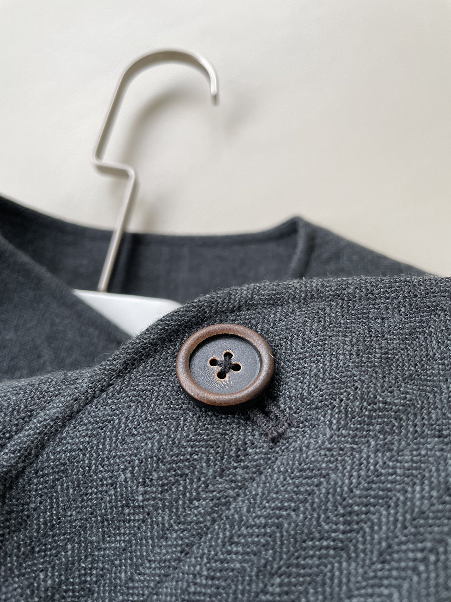 P1656: Versatile Outfit with Luxe Details and Natural Materials - 图片 6