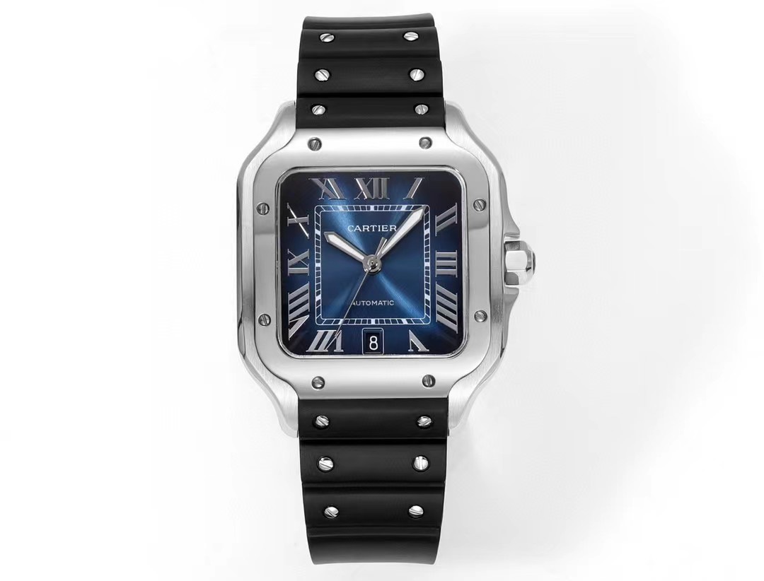 全新THB 山度士胶带款 原版开模2023最新卡地亚 山度士
1⃣️【表壳】正品开模,搭载最好的进口316L材质表壳! 2⃣️【表盘】正品开模出来的表盘!
3⃣️【表针】瑞士工艺烧制蓝针,最接近正品的烤蓝针! 4⃣️【玻璃】瑞士增透白膜/防弦/防手纹!AF工艺处理,不留痕迹!
5⃣️【表带】配备人体工力学SmartLink拆卸系统,一副可与原装完美互换并拥有高级手感的氟橡胶表带
6⃣️【尺寸】男款39.8毫米x47.5毫米,跟原版最接近完美匹配
7⃣️【表冠】多切面尖晶蓝宝石 1:1开模,真正做到可同原版配件互换。配备卡.地亚实用两项发明“SmartLink”表链调节装置和“QuickSwitch”表带快速替换装置! 【表壳直径:39.8mm,厚度:9.08mm】