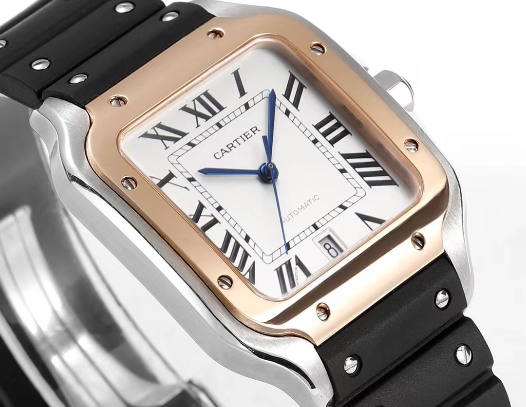 全新THB 山度士胶带款 原版开模2023最新卡地亚 山度士
1⃣️【表壳】正品开模,搭载最好的进口316L材质表壳! 2⃣️【表盘】正品开模出来的表盘!
3⃣️【表针】瑞士工艺烧制蓝针,最接近正品的烤蓝针! 4⃣️【玻璃】瑞士增透白膜/防弦/防手纹!AF工艺处理,不留痕迹!
5⃣️【表带】配备人体工力学SmartLink拆卸系统,一副可与原装完美互换并拥有高级手感的氟橡胶表带
6⃣️【尺寸】男款39.8毫米x47.5毫米,跟原版最接近完美匹配
7⃣️【表冠】多切面尖晶蓝宝石 1:1开模,真正做到可同原版配件互换。配备卡.地亚实用两项发明“SmartLink”表链调节装置和“QuickSwitch”表带快速替换装置! 【表壳直径:39.8mm,厚度:9.08mm】