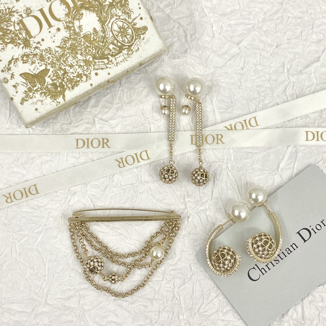 Dior Pearl Flower Earrings: Classic Design with Sparkling Rhinestones 10 i1693897184 1867 0