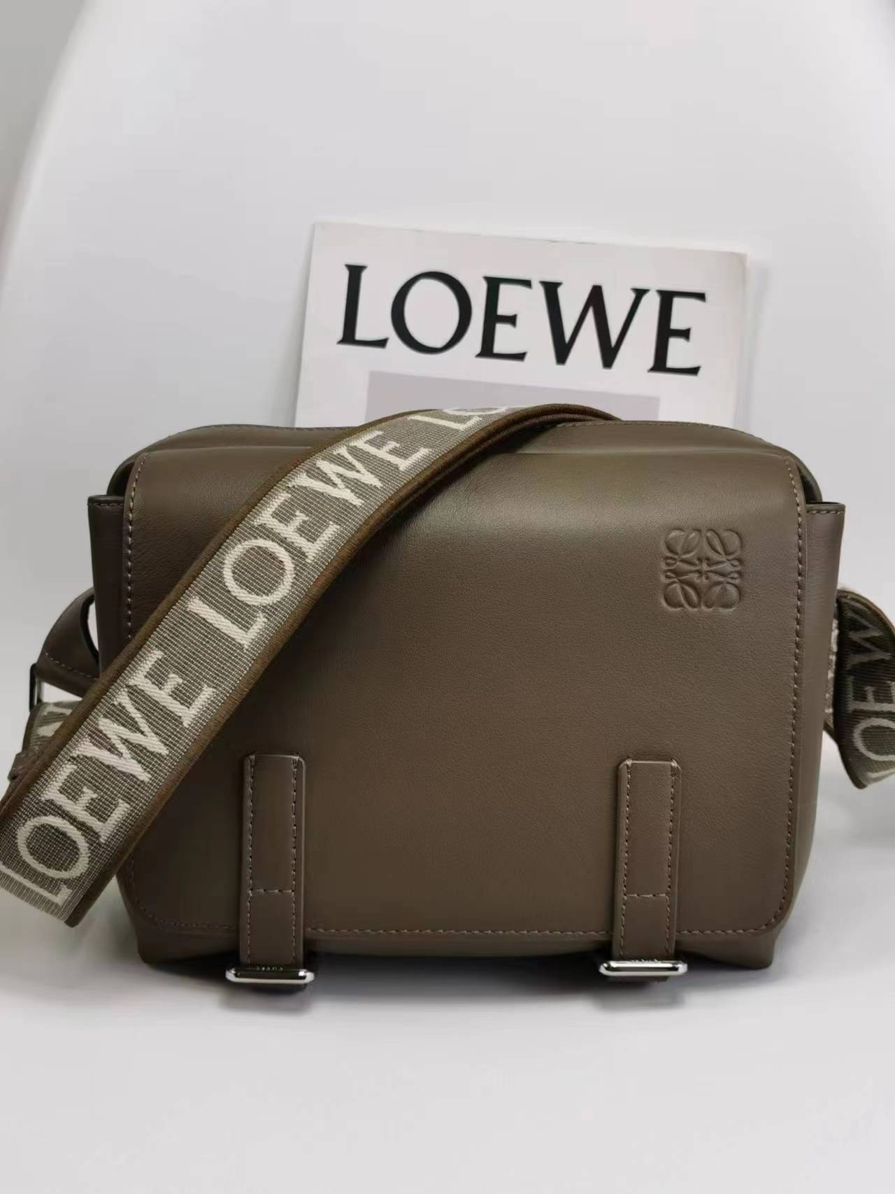 NO:532373,The new Loewe XS Postman Bag A74 Winter Brown: Size 23-18-9cm military messenger classic messenger bag. This model changes the classic postman bag method in the past. It has designed a zipper main compartment. The front is matched with a buckle to open and private items, which is more user-friendly. The overall feeling is more flawless. Built-in two card slots, cigarettes, mobile phones, power bank, wallet, storage ideal index 5 stars. Imported lychee pattern calfskin and soft fine-line leather calfskin on the back, and adjusted cotton webbing shoulder straps, which double the comfort! , special Loewe, loewe, loewe, cowhide19860909特级 Loewe 新款XS邮差包 A74 冬季棕 :尺寸23-18-9cm military messenger经典信使包 ,此款一改过去经典邮差包做法,设计了拉链主隔层,前部搭配搭扣打开方式放隐私物品,安全之余更加人性化.整體感覺更無懈可击.内置两卡槽,香烟,手机,充电宝,钱夹,收纳理想指数5颗星 采用进口荔枝纹小牛皮搭配背部柔软细纹皮小牛皮,调节的棉质织带肩带,使用舒适感倍增！,特级罗意威,loewe,loewe,cowhide,Bag