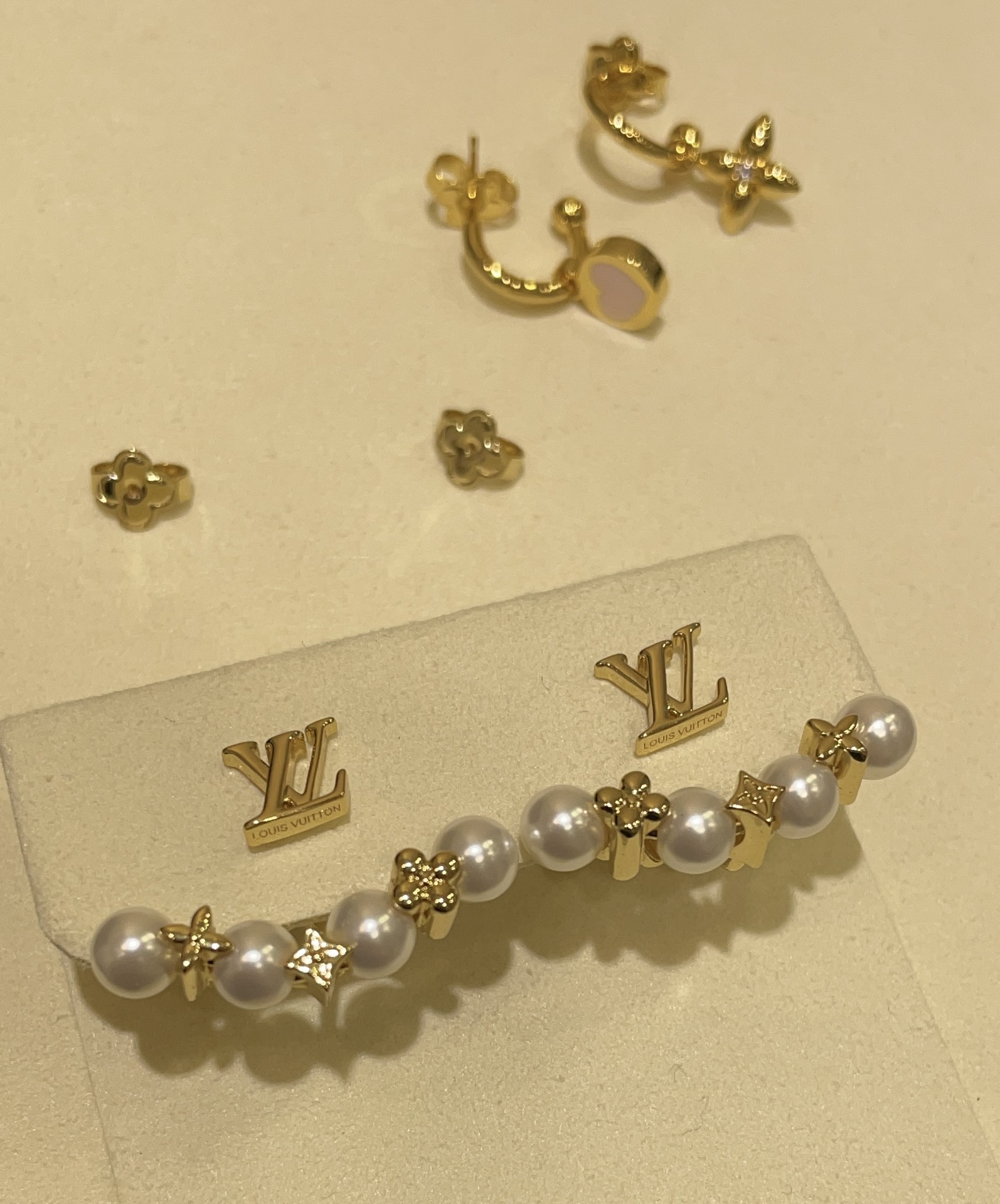 NO:632608,88180. Today’s new product purchase is yb’s new MINIGRAM EARLS letter flower pattern pearl earrings. The small golden flower logo and small pearls complement each other. Gentle and elegant, a proper rich girl atmosphere. The small letters alone are also suitable for daily ear plugs. Purchase yb custom-made brass gold-plated material customized pearls, gold plating, Cartier high-end jewelry1986090988180.今日新品购入yb  新款MINIGRAM EARLS字母花卉图案珍珠耳钉 金色小花朵标识与小珍珠交相辉映 温柔又气质 妥妥的富家女氛围感 小字母单独耳堵也太适合日常啦 购入yb定制 黄铜镀金材质定制珍珠,,gold plating,卡迪亚高端饰品,Jewelry