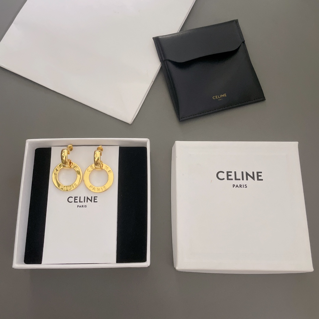 NO:631649,88170【C Hollow Gold Circle Stud Earrings】The minimalist design is extremely fashionable!  Close your eyes and enter!  Stylish, simple, and very creative design, very fairy, very soft, elegant!  Because of the extremely simple design, the more you have to do it well, the more retro Hong Kong style will come out, a mid-century Vintage style, minimalist but not simple, with a fashionable personality and temperament, very suitable for daily matching!  ,,Cardia high-end jewelry1986090988170【C 镂空金圈耳钉】极简设计时尚感爆棚！闭眼入！时尚又简约,又很有创意的设计,非常仙,非常柔美,落落大方！因为极其简单的设计,越是要做好,才有那种复古港风味道出来,一股中古风Vintage范,极简而不简,个性时髦气质,非常适合日常搭配！,,卡迪亚高端饰品,Jewelry