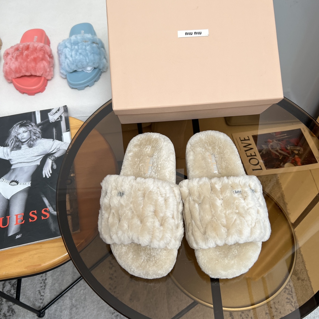 Miu Miu 欢迎加入Miu Miu俱乐部