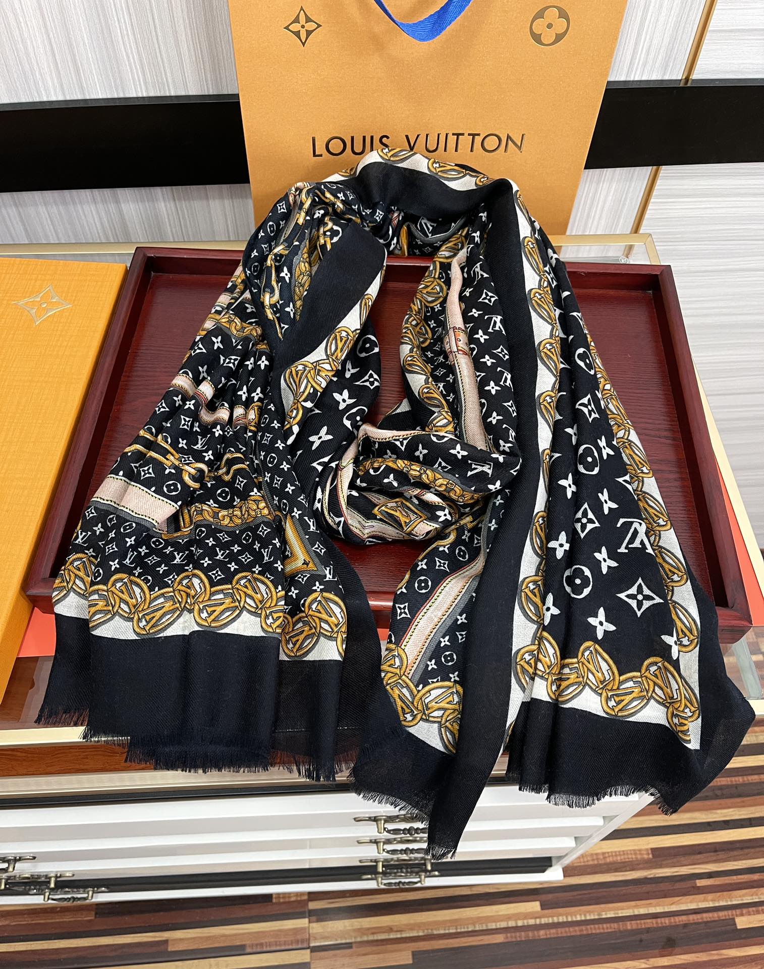 LV路易威登双面300支戒指绒长巾