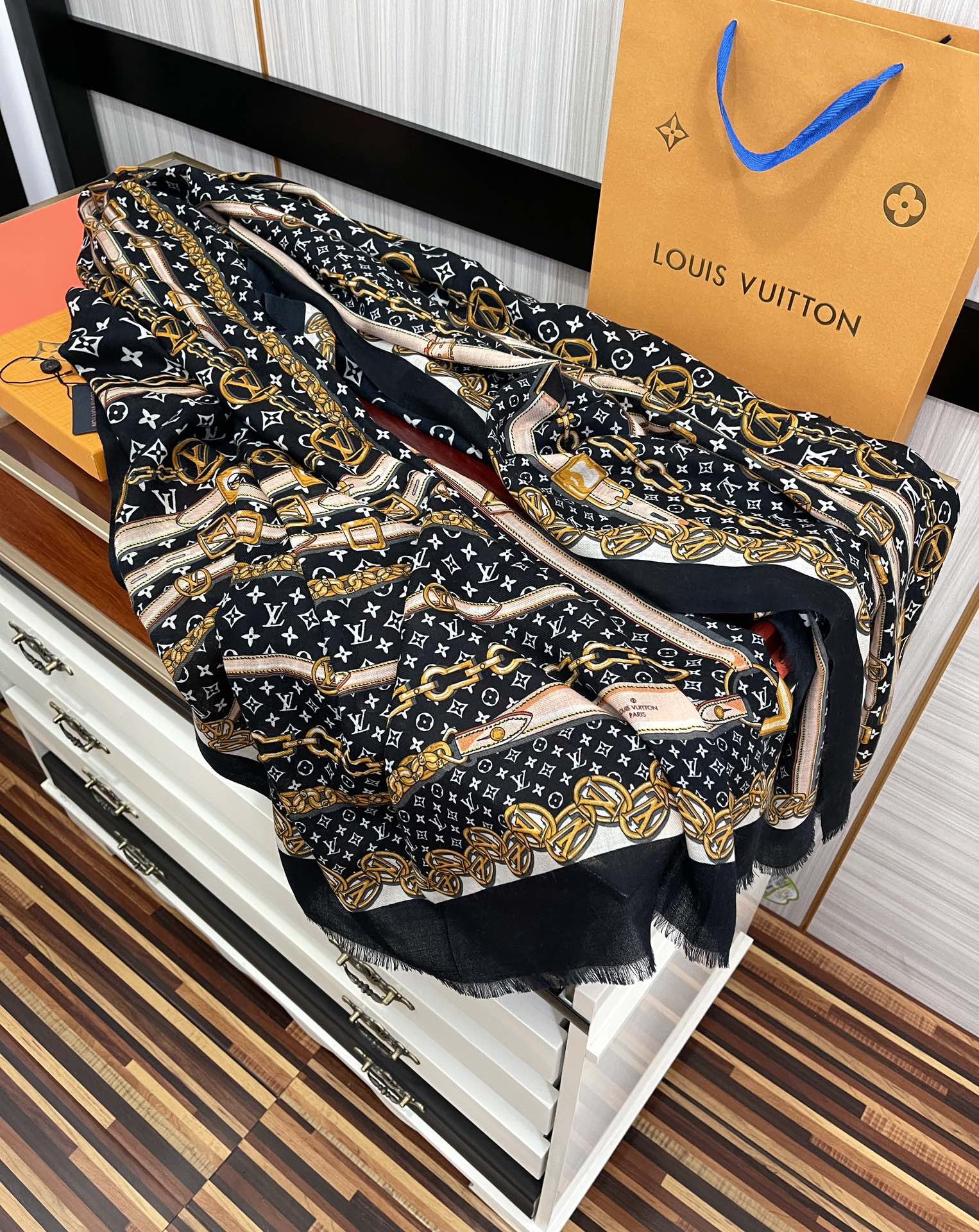 LV路易威登双面300支戒指绒长巾