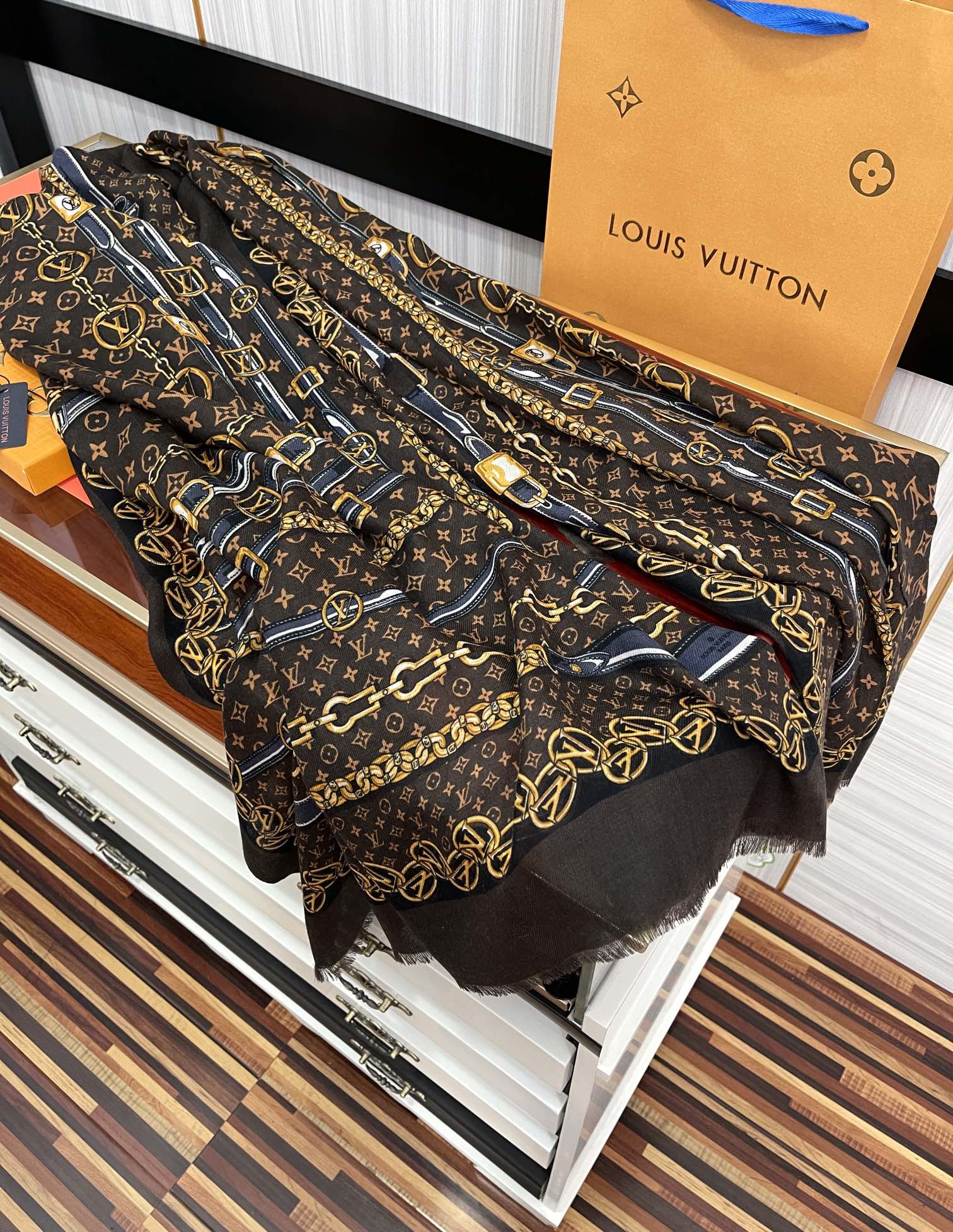 LV路易威登双面300支戒指绒长巾