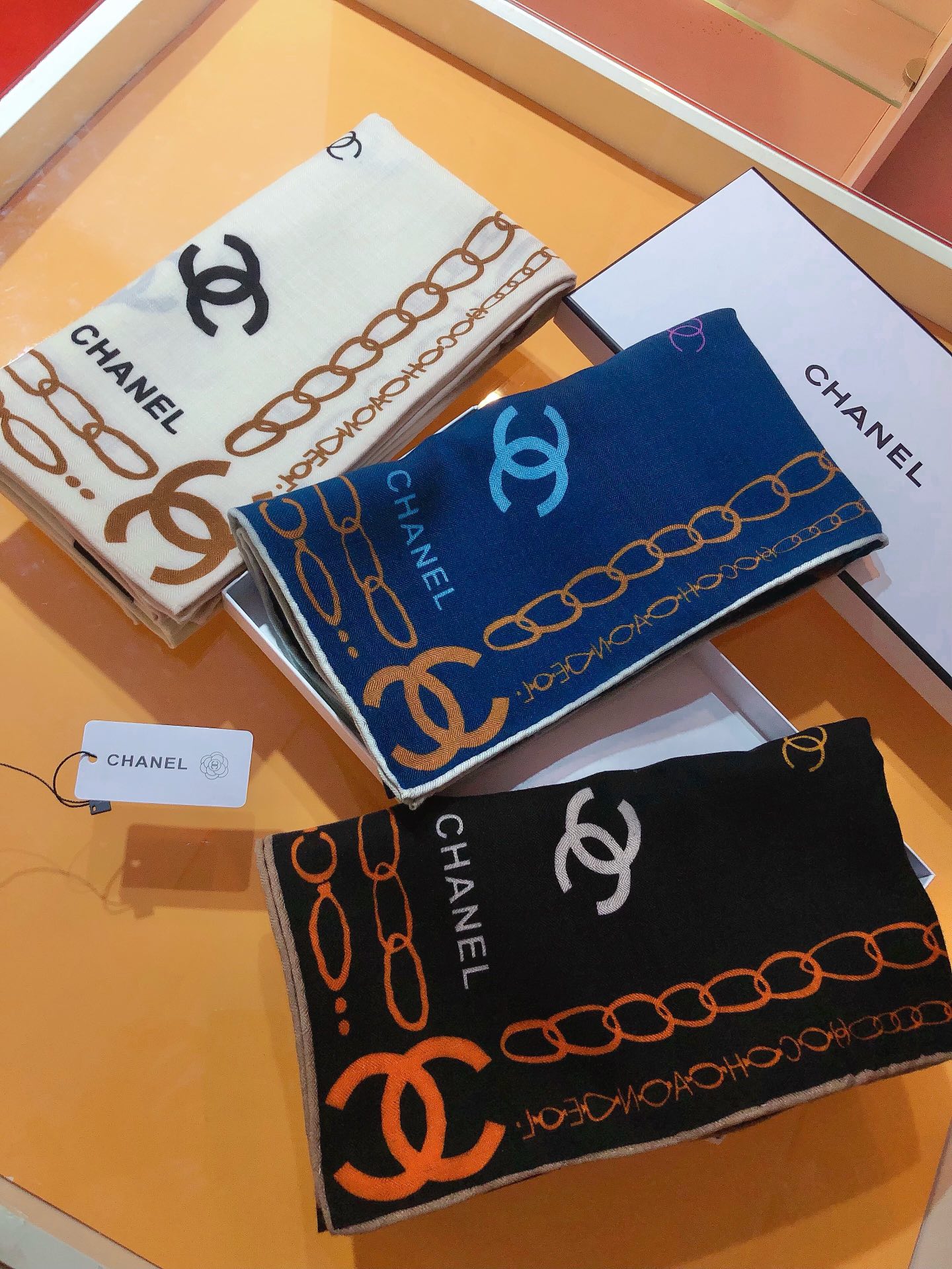 NO:169801,RCC2329 original single small fragrance 140cm velvet square scarf, made of classic cashmere and silk blend fabric, soft and light, easy to wear. It is an ideal companion for cold or slightly cool nights, providing you with warm care... Super value for rewards that will definitely scream counter quality This model is the top visual feast Top silk cashmere blended herringbone pattern is as soft and silky as velvet, making it a unique and precious existence. Overseas counters are absolutely top-notch!  Special channel goods sold one less [Specification 140x140cm 70 cashmere 30 silk], high-version scarf, real silk19860909RCC2329原单小香140cm丝绒方巾,采用经典山羊绒和真丝混纺面料,柔软轻盈,佩戴方便.它是寒冷时分或微凉夜间的理想伴侣,为您提供温暖呵护.……超值回馈绝对会尖叫的专柜品质此款是顶级视觉盛宴顶级真丝羊绒混纺人字纹如天鹅绒般柔软丝滑,使之成为独一无二的珍贵存在.海外专柜同步绝对的顶级好货！特殊渠道货卖一个少一个【规格140x140cm 70羊绒30真丝】,高版本围巾,real silk,scarf