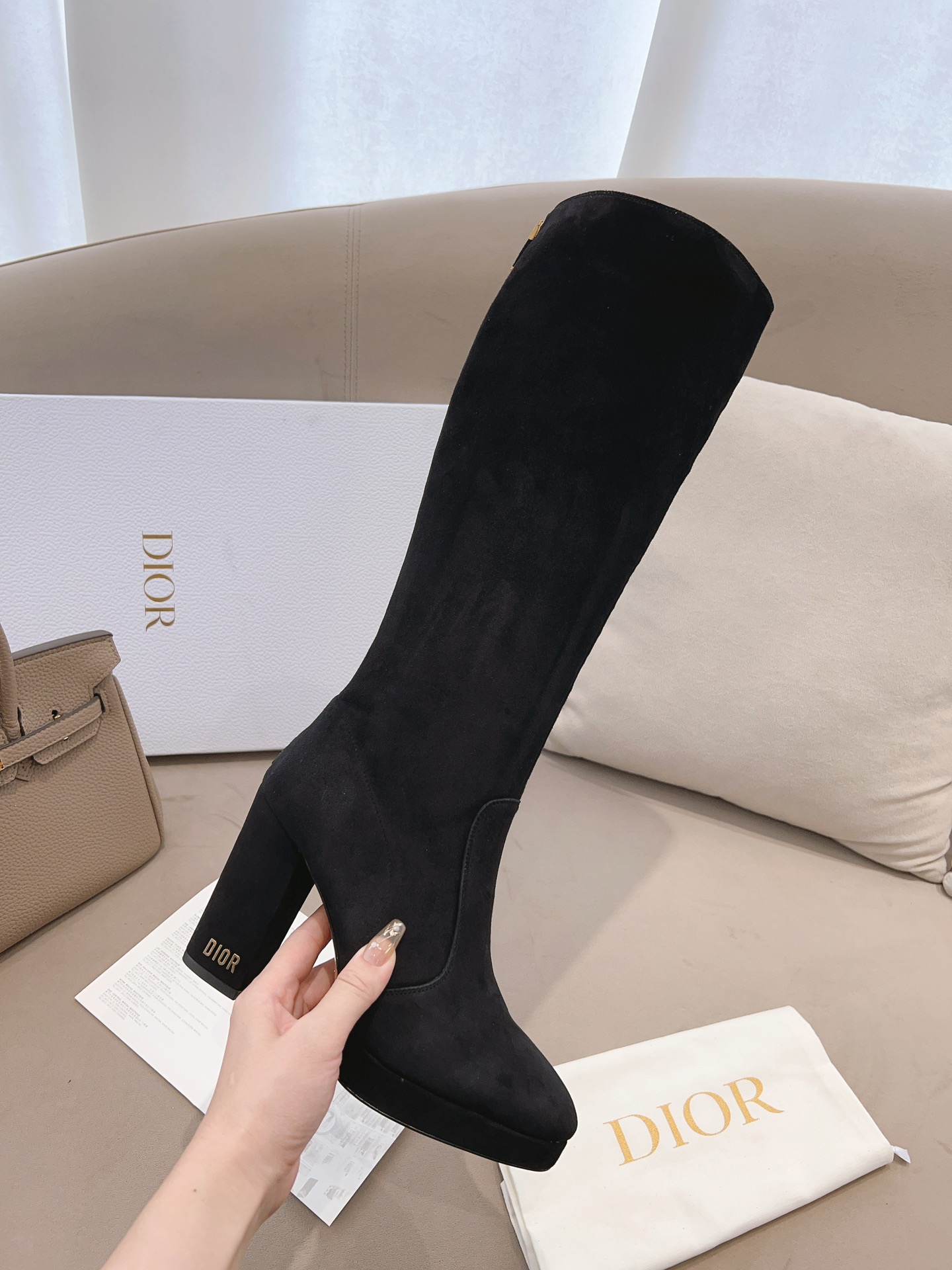 NO:560206,Autumn and winter new style. Really original 1:1 development. Personalized back zipper, convenient and fashionable. Two straight lines are indescribably beautiful. Sheepskin lining, comfortable and soft. 10cm stable thick heel design, instantly slimming the legs. Fabric imported frosted cowhide + sheepskin lining. Italian genuine leather outsole. High-end atmosphere. Size 35-41 [34.40.41 custom-made], boots, boots, cowhide, sheepskin, Leather soles19860909秋冬新款 真正的原版1:1開發 个性的后拉链,便捷时尚,两条直线美得无法形容,羊皮内里,舒适柔软,10cm稳健粗跟设计,上脚瞬间瘦腿. 面料进口磨砂牛皮+内里羊皮 意大利真皮大底 高端大气 尺码35-41 [34.40.41定做],靴子,boots,cowhide,sheepskin,Leather soles,Women's Shoes