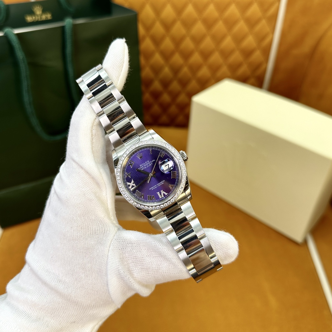 NO:144035,The log series m126284rbr-0014 uses the original automatic mechanical movement, and the consistent thickness and width movement fully reflects Rolex's innovative technology, which has further improved in terms of accuracy and reliability, power reserve, shock resistance and magnetism, and convenience of use. The Oyster steel case is paired with the outer ring of the Egg Purple Diamond, and the two sides of the case and lugs reflect a light luster, making the contour of the 36mm Oyster case more prominent and adds charm. The strap texture is full, the push and pull smoothly, and the difficult turtle shell is easy to open, the lock is tight, and it is very down-to-earth to wear!  The calendar font of the version, anti-reflective convex and transparent enlarged calendar window, each number is polished finely for easy viewing~ Size: 36mm, Rolex19860909日志型系列 m126284rbr-0014 采用原版自动机械机芯,厚度宽度一致机芯全面体现劳力士的创新技术,在精准可靠、动力储备、抗震防磁以及方便使用等方面,做了进一步的提升. 蚝式钢表壳搭配茄紫盘钻石外圈,表壳及表耳两侧折射出淡雅光泽,令36毫米蚝式表壳的轮廓更突出,倍添魅力. 表带质感拉满,推拉顺滑,高难度的龟壳外观开启方式轻易,锁扣紧密,戴起来非常踏实！ 对版的日历字体,防反光凸透式放大日历窗,每个数字打磨精细,方便查看～ 尺寸:36mm,,rolex,Watch