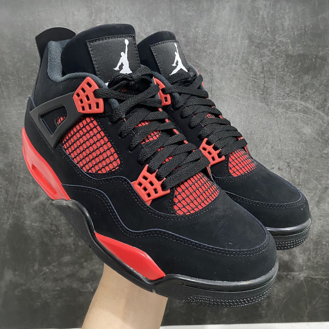 【LJR版】Air Jordan 4 AJ4黑红雷公CT8527-016n圈内公认最强四代 全套原纸板楦头开发 原厂皮料 完美版型 一比一鞋头弧度高度鞋身弧度 数据细节工艺流程均保持原鞋一致 原厂TPU网格鞋带扣 正确内里网布 菱角分明不变形无多余毛边 柔软性质感一致于原鞋 市场唯一原厂鞋扣模具 背面可见隐藏注塑口 原厂织唛标 原厂飞人电绣工艺 尾指中部跳三针 独家绑鞋带手法 印刷中底布 四线拉帮 米色美纹纸贴合固定 进口港宝加持 后跟自然饱满 全鞋荧光划线卡点 追求极致完美 每一双都是工艺品 多重QC质检 超越公司货的品控标准 实实在在的免检产品 尺码：40.5 41 42 42.5 43 44 44.5 45 46 47.5-莆田鞋批发中心