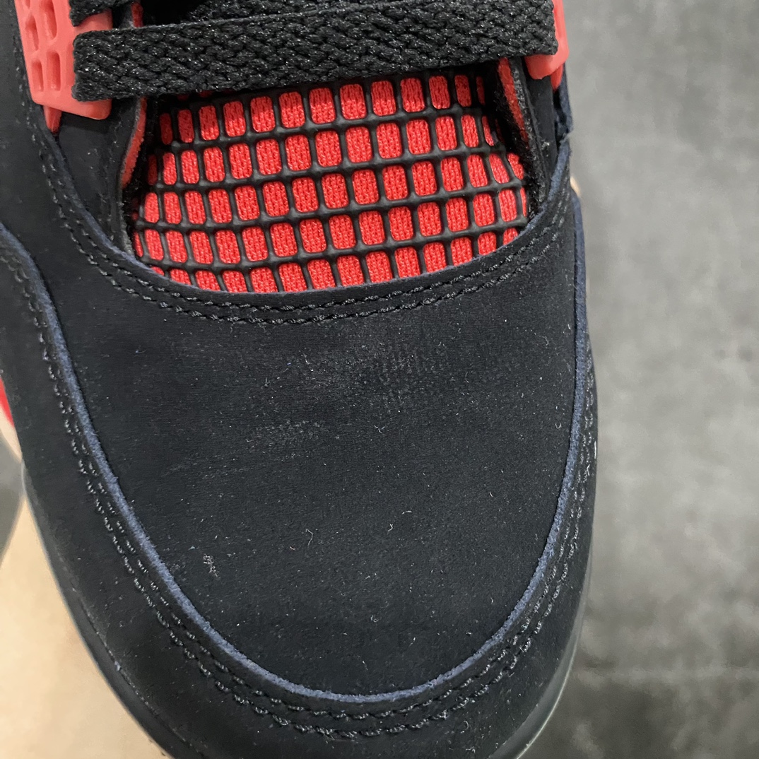 图片[4]-【LJR版】Air Jordan 4 AJ4黑红雷公CT8527-016n圈内公认最强四代 全套原纸板楦头开发 原厂皮料 完美版型 一比一鞋头弧度高度鞋身弧度 数据细节工艺流程均保持原鞋一致 原厂TPU网格鞋带扣 正确内里网布 菱角分明不变形无多余毛边 柔软性质感一致于原鞋 市场唯一原厂鞋扣模具 背面可见隐藏注塑口 原厂织唛标 原厂飞人电绣工艺 尾指中部跳三针 独家绑鞋带手法 印刷中底布 四线拉帮 米色美纹纸贴合固定 进口港宝加持 后跟自然饱满 全鞋荧光划线卡点 追求极致完美 每一双都是工艺品 多重QC质检 超越公司货的品控标准 实实在在的免检产品 尺码：40.5 41 42 42.5 43 44 44.5 45 46 47.5-莆田鞋批发中心