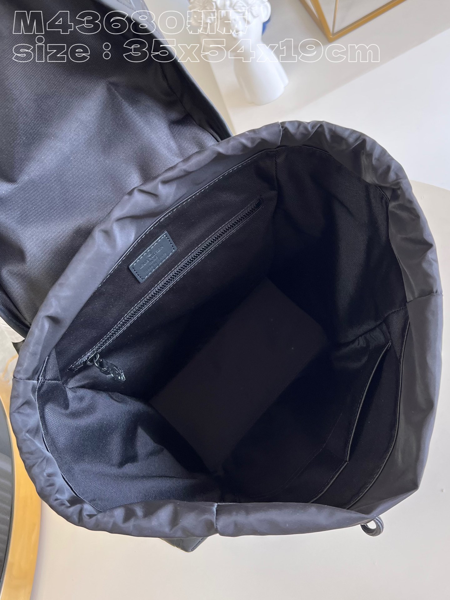 顶级原单M43680新版Trekking双肩包出自2018早秋男士系列此次选用MonogramShado