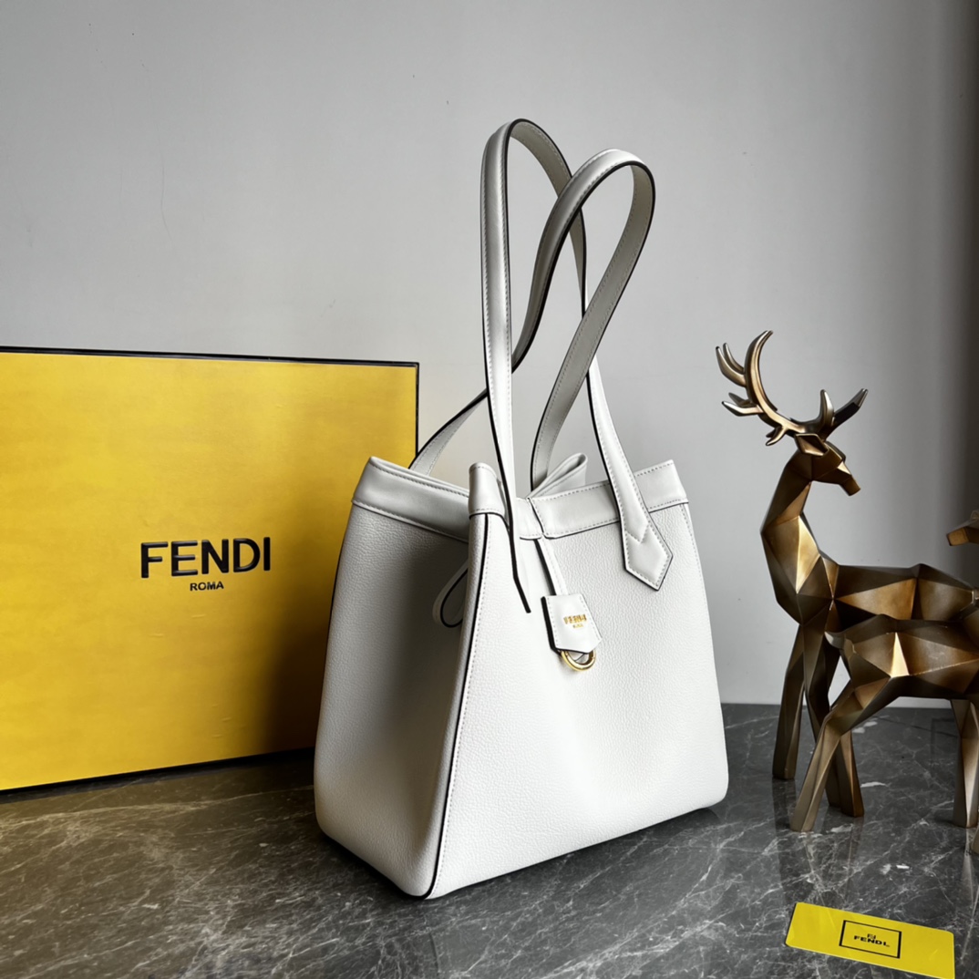 FEND1新款折叠包Origami经典白色皮革包袋灵感源自于折纸艺术可随意变化包型隐藏式磁扣保证物品的安